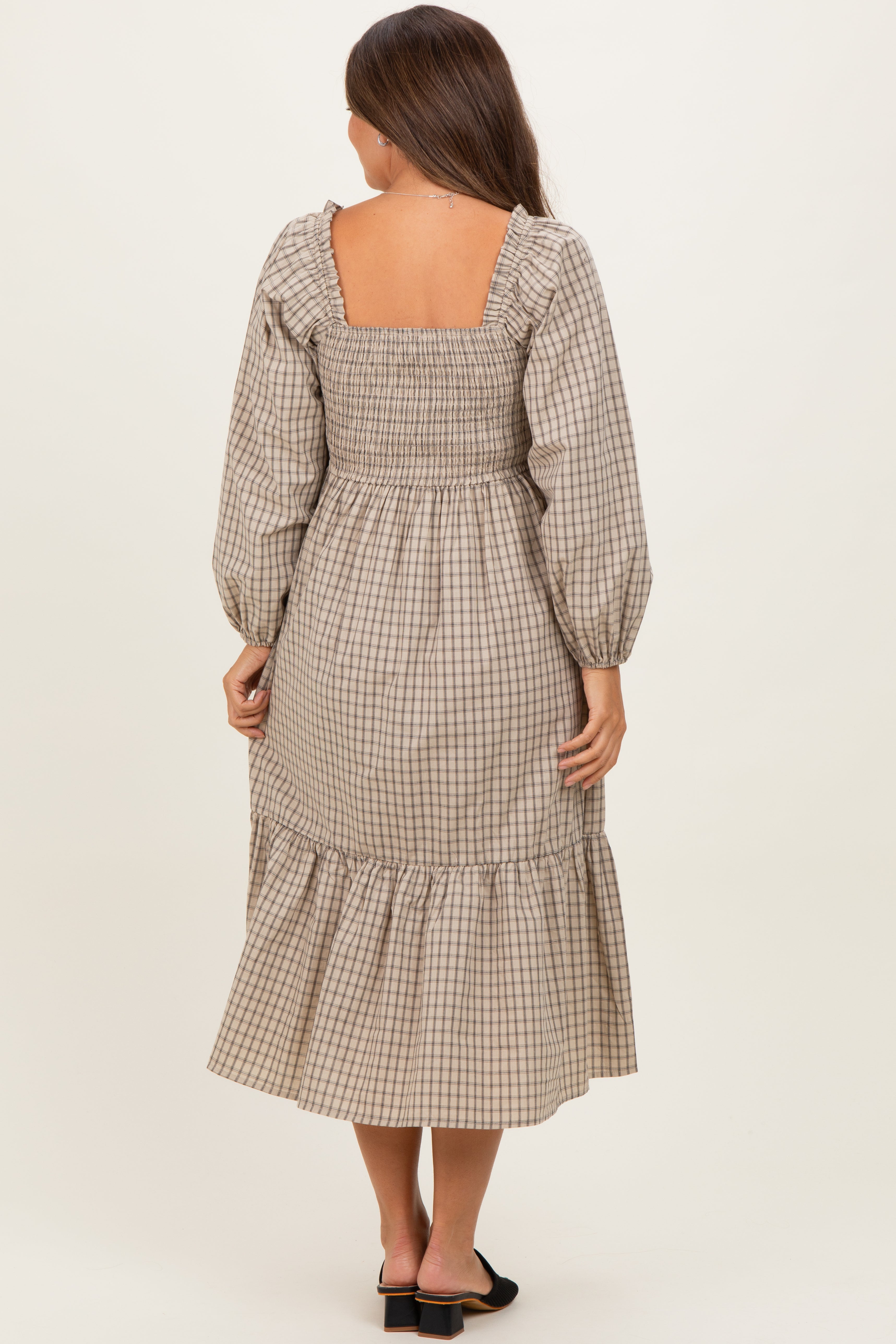 Beigefarbenes kariertes Umstands-Midikleid mit Smok-Oberteil und Puffärmeln