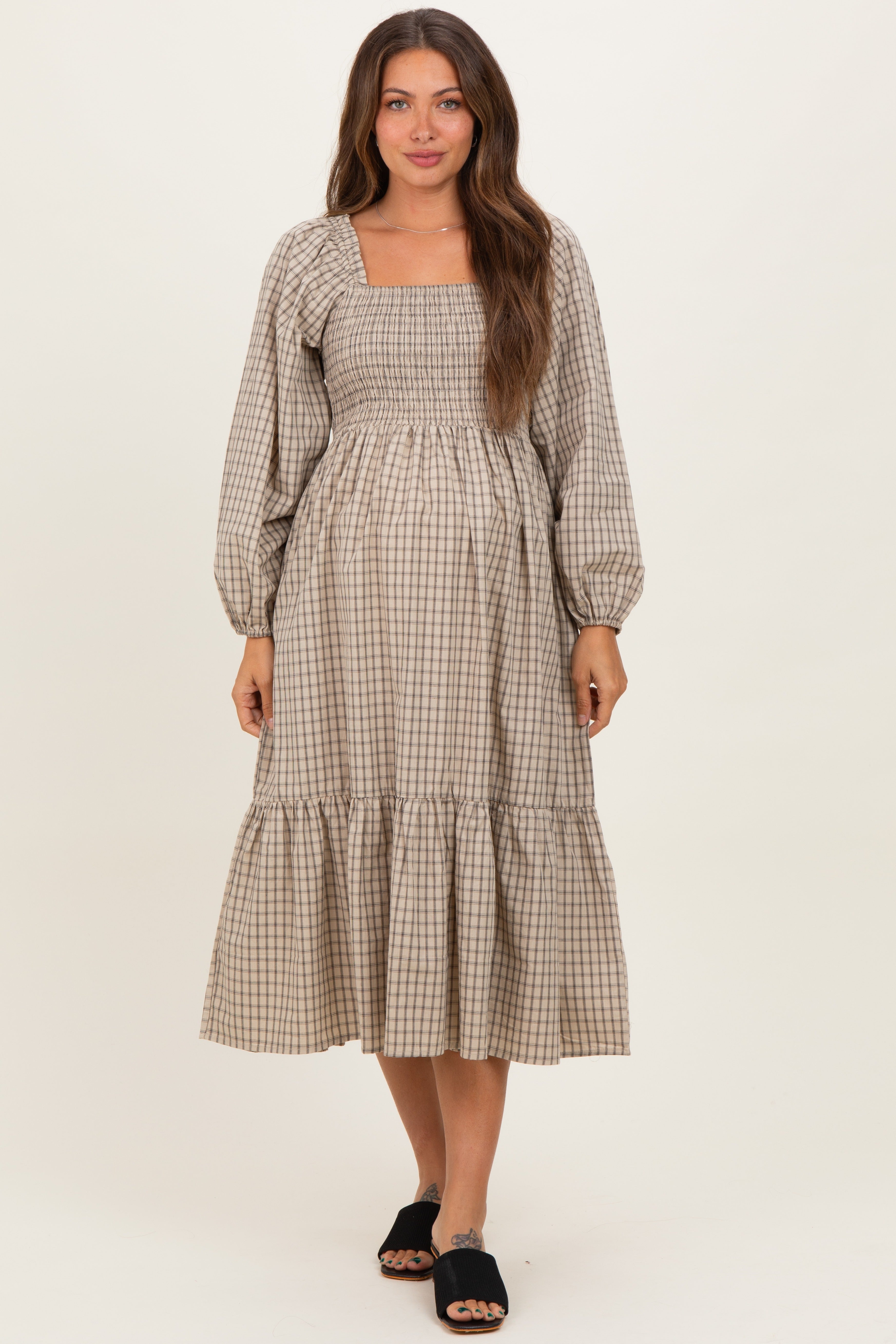 Beigefarbenes kariertes Umstands-Midikleid mit Smok-Oberteil und Puffärmeln