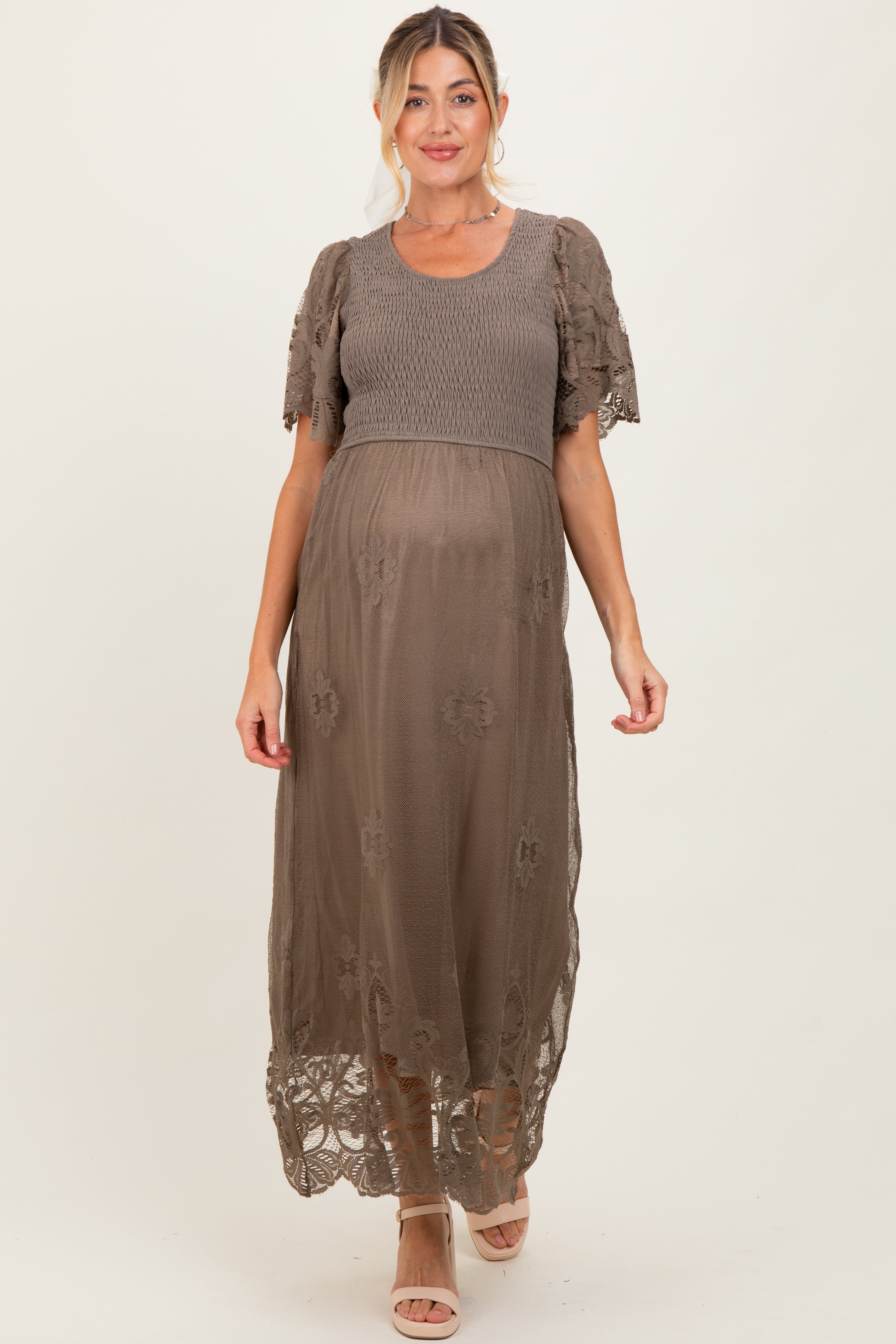 Oliv-Umstands-Midikleid mit Smok-Bund und Spitzendetails