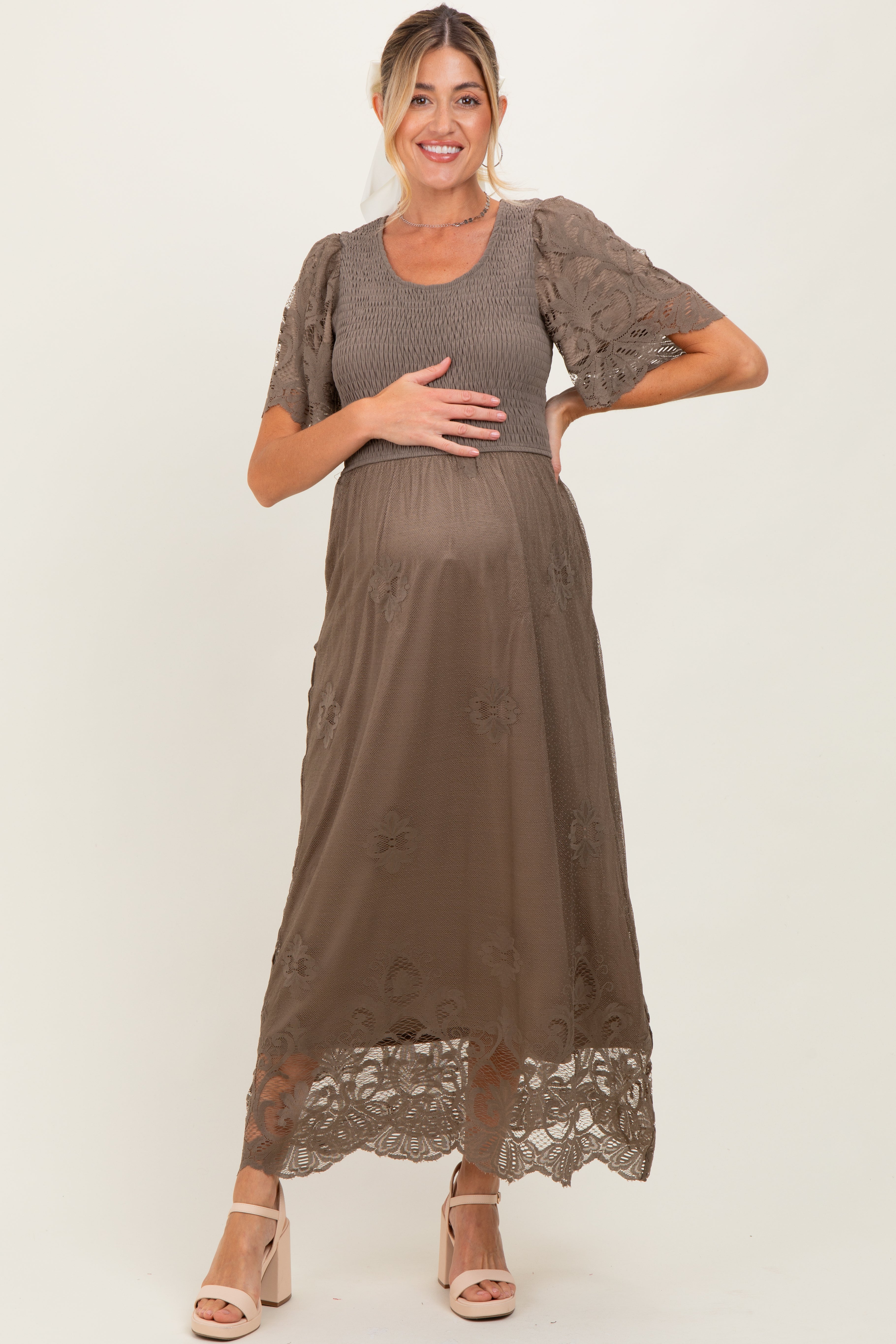 Oliv-Umstands-Midikleid mit Smok-Bund und Spitzendetails