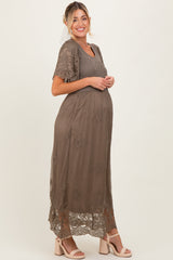 Oliv-Umstands-Midikleid mit Smok-Bund und Spitzendetails