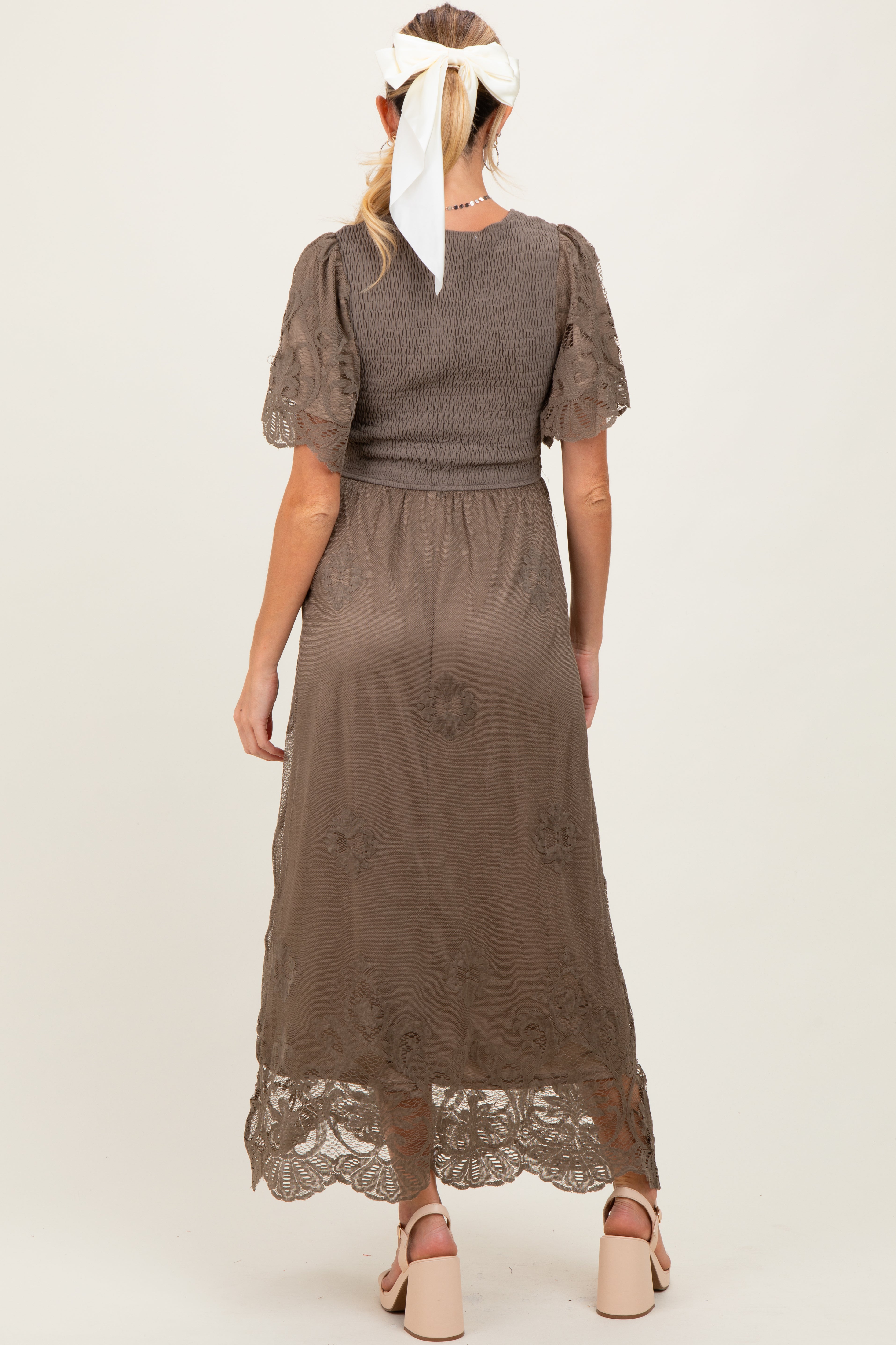 Oliv-Umstands-Midikleid mit Smok-Bund und Spitzendetails