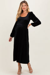 Schwarzes Umstands-Midikleid aus Samt mit Smok-Detail und langen Ärmeln