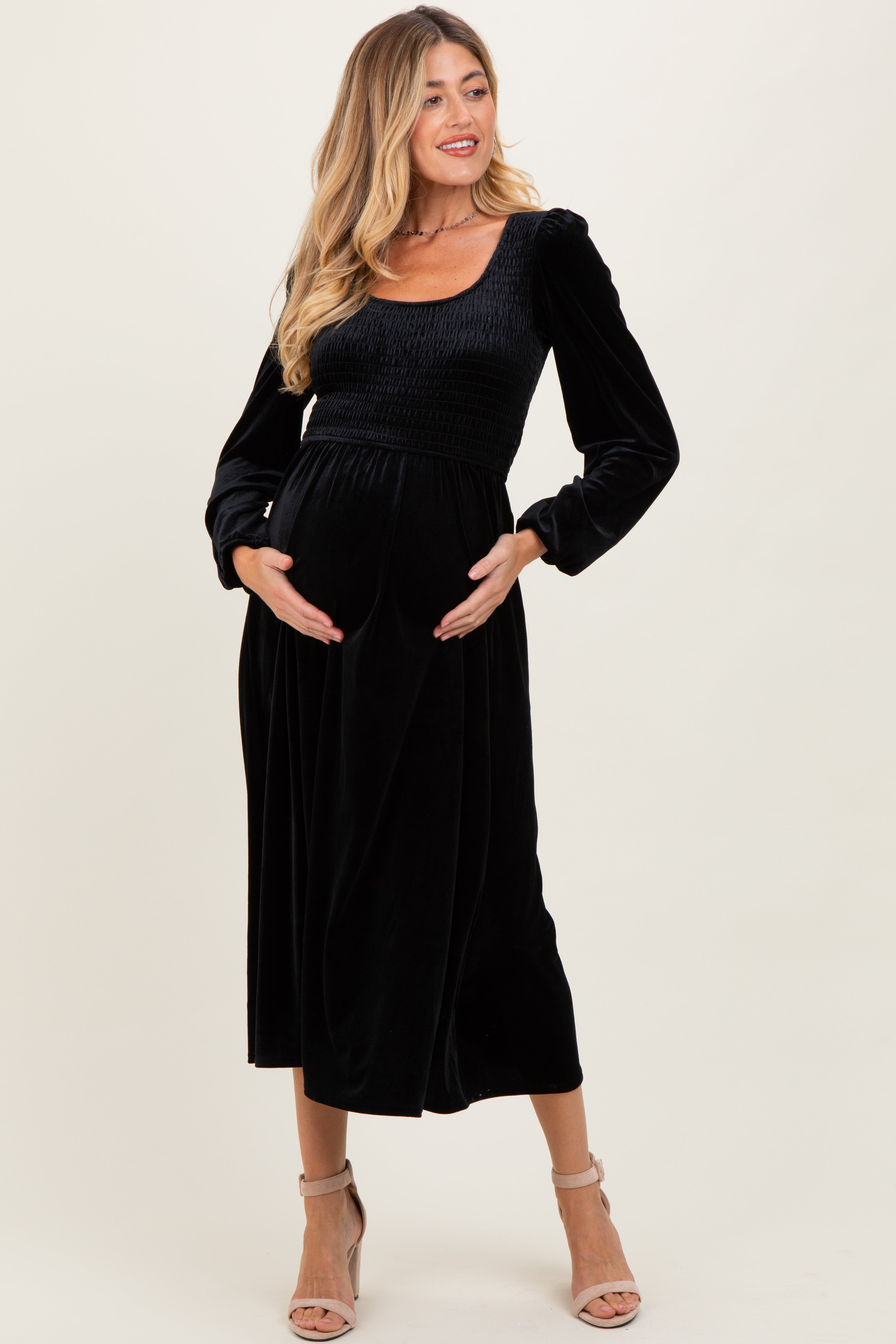 Schwarzes Umstands-Midikleid aus Samt mit Smok-Detail und langen Ärmeln