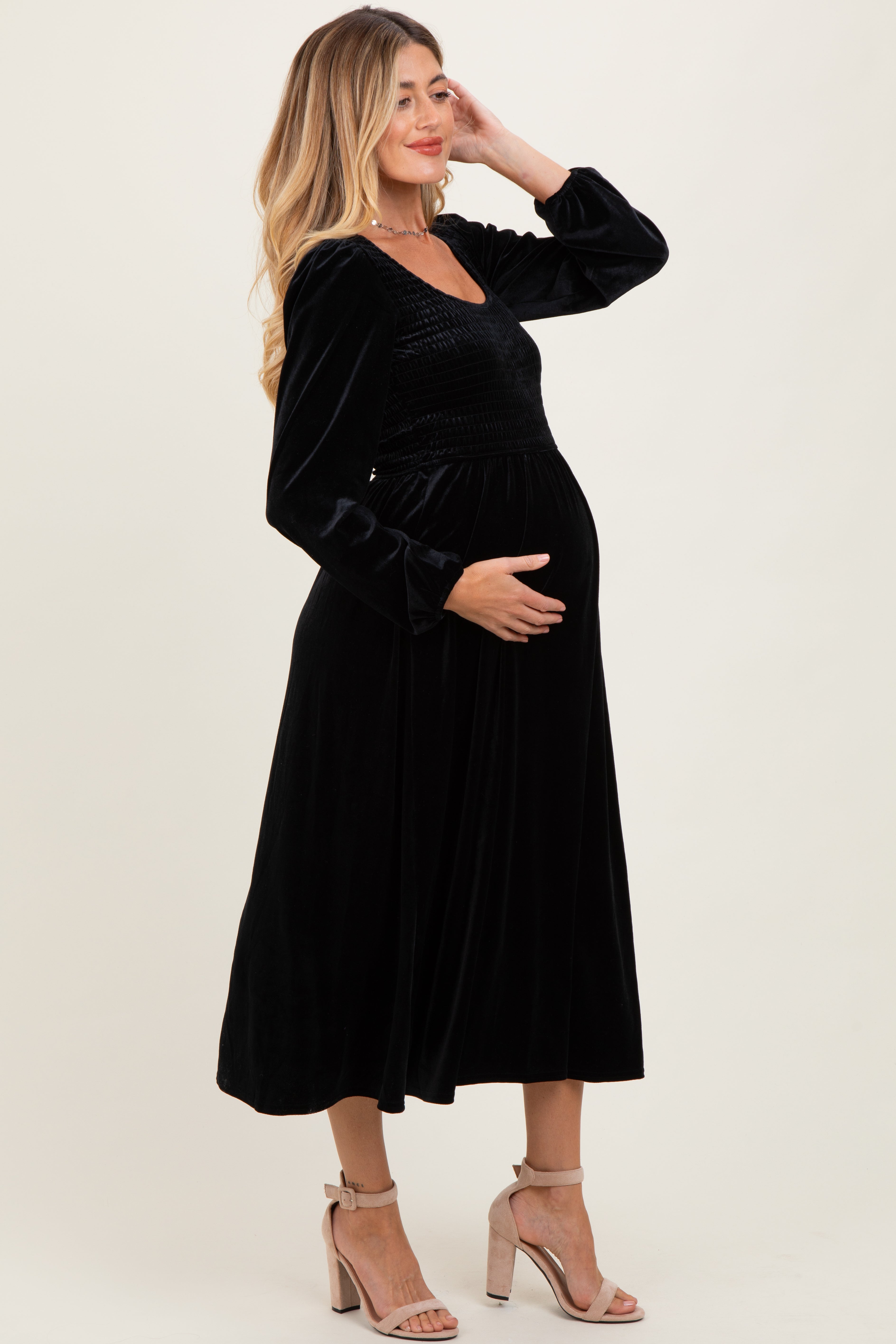 Schwarzes Umstands-Midikleid aus Samt mit Smok-Detail und langen Ärmeln