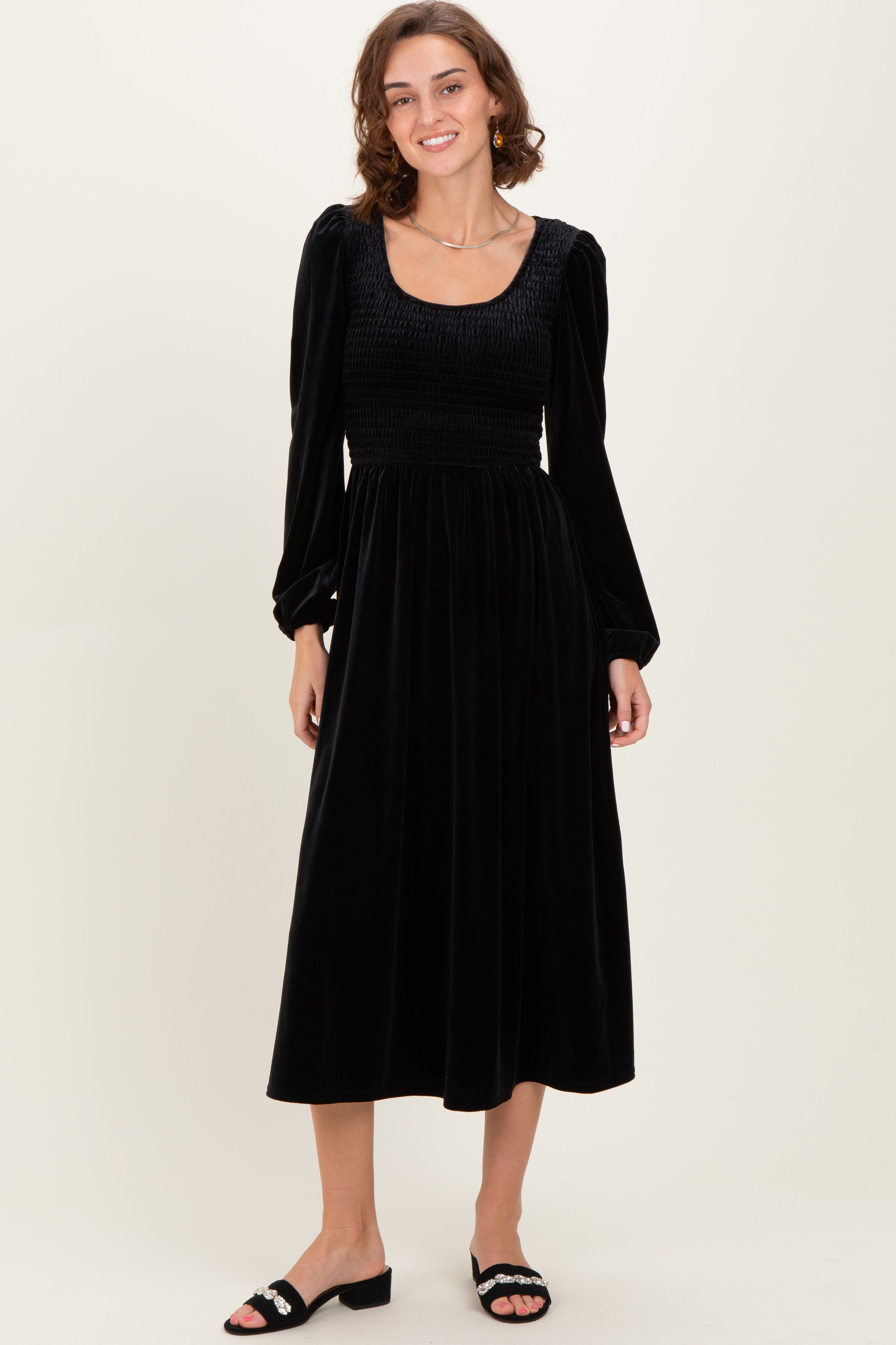 Schwarzes Umstands-Midikleid aus Samt mit Smok-Detail und langen Ärmeln