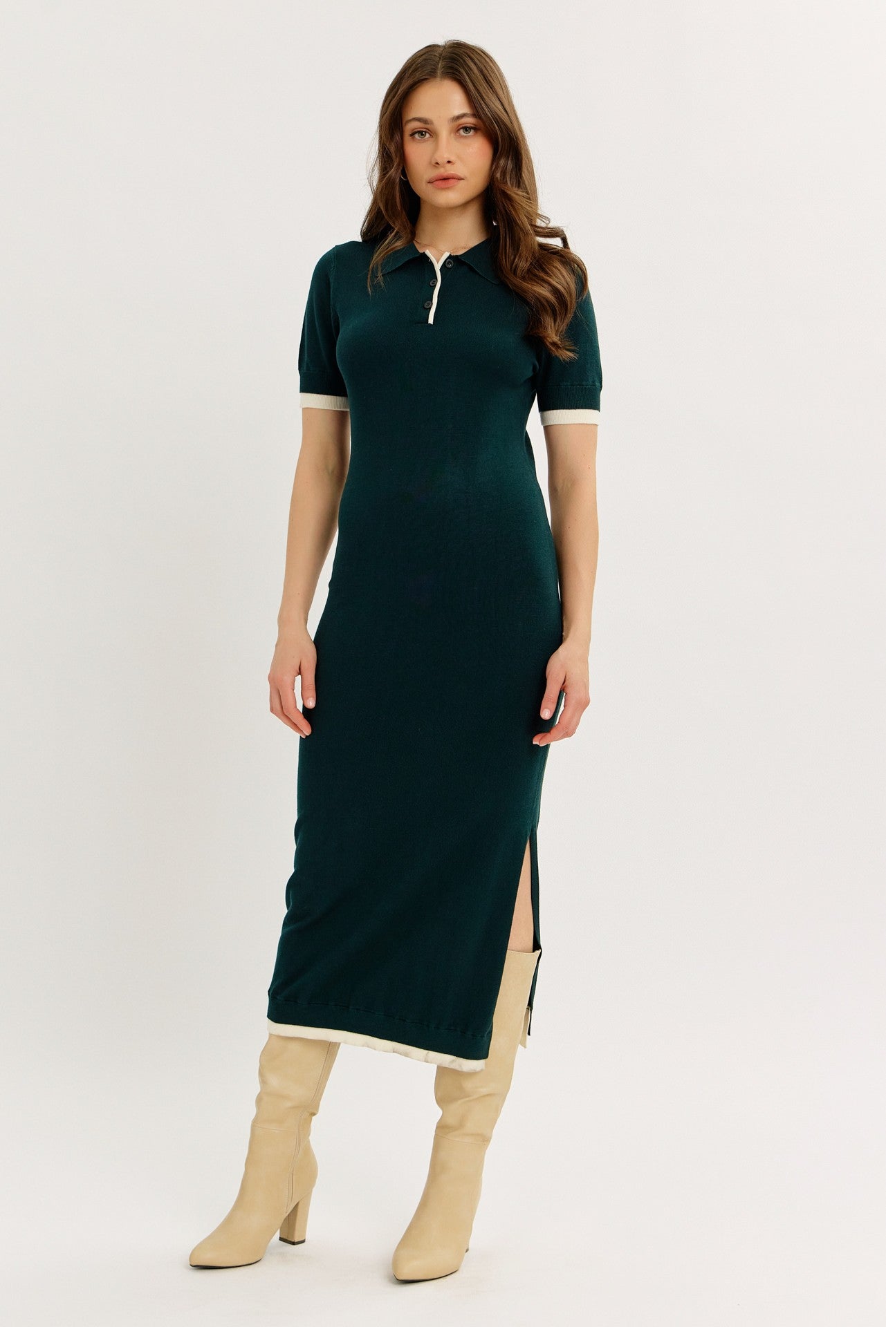 Dunkelgrünes Umstands-Midikleid im Pullover-Stil mit Seitenschlitz