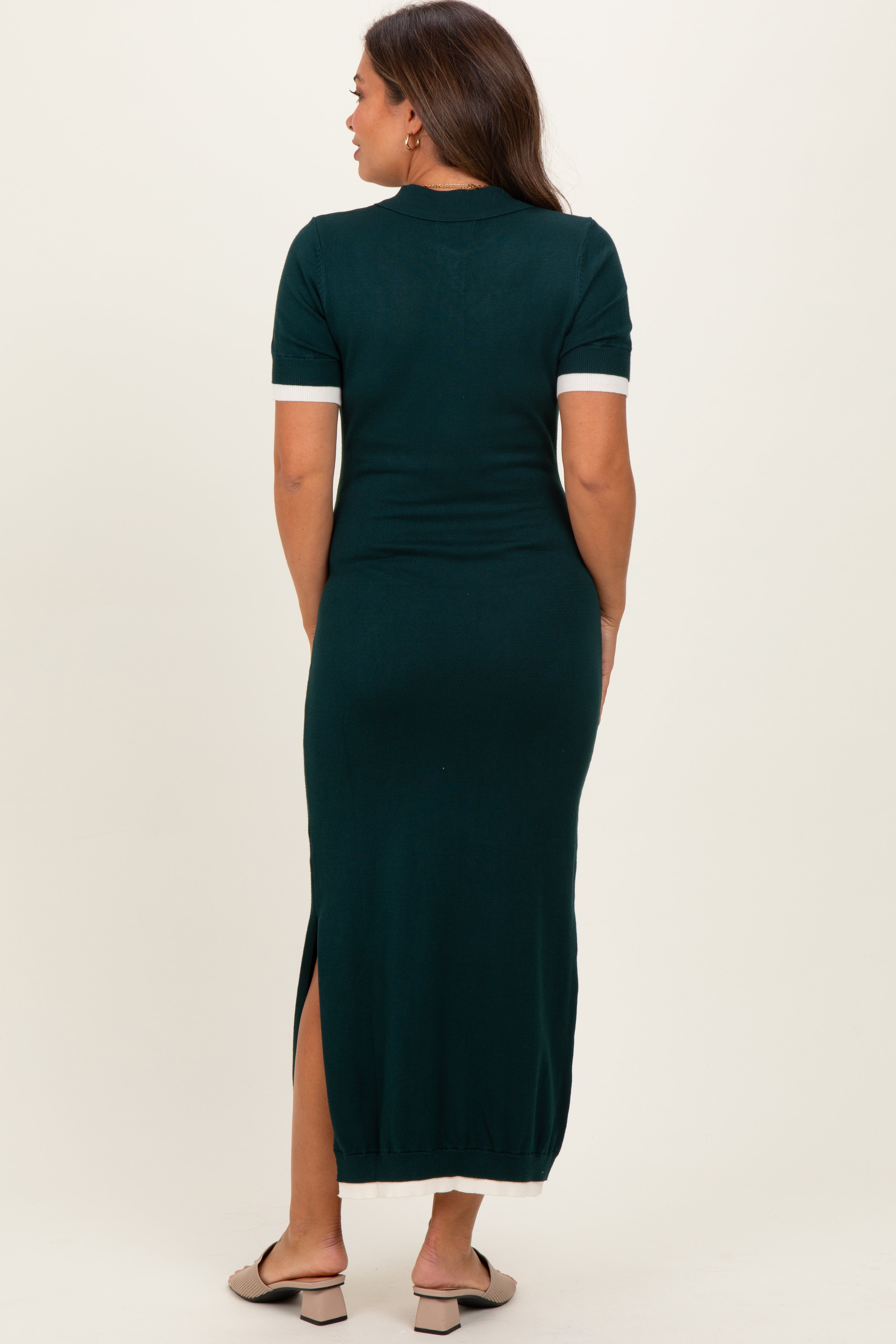 Dunkelgrünes Umstands-Midikleid im Pullover-Stil mit Seitenschlitz
