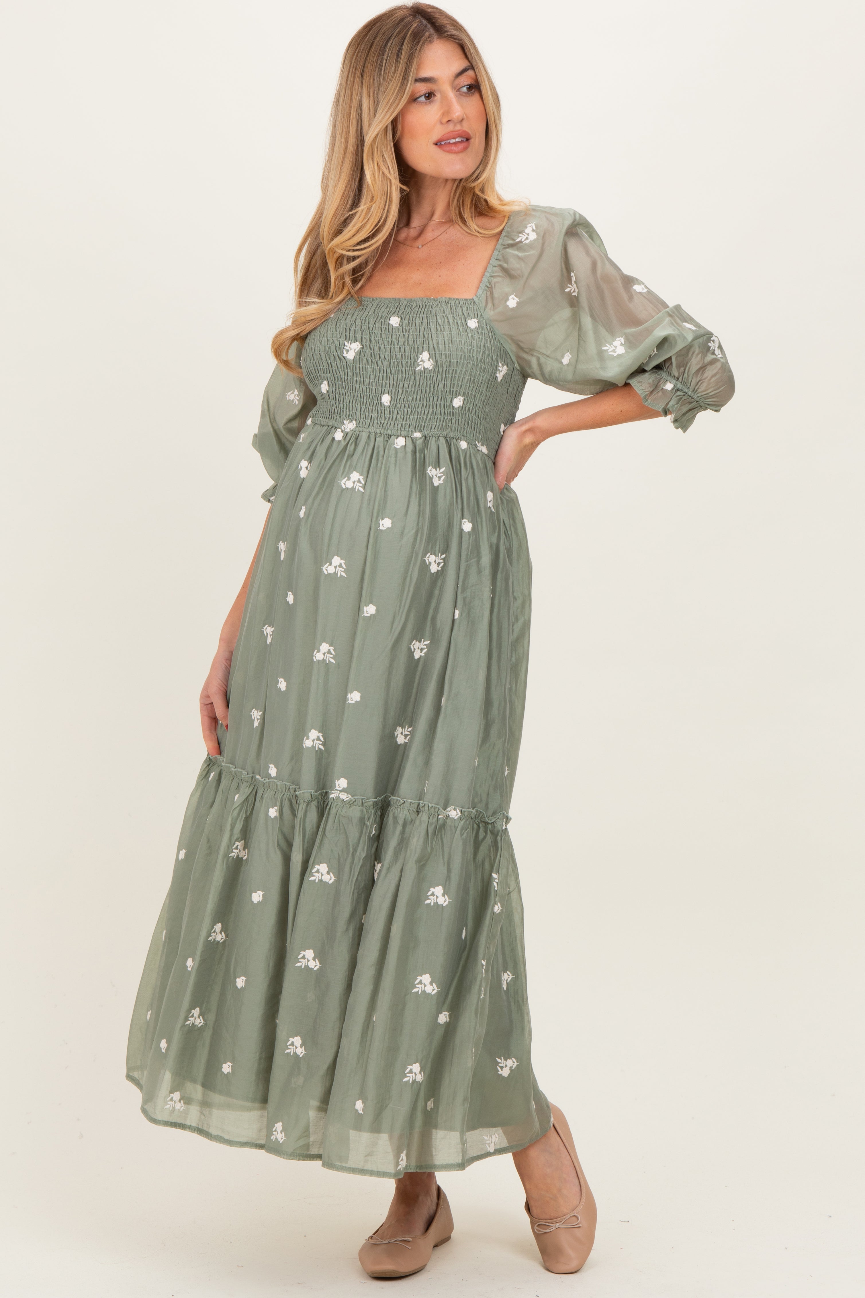 Hellolivfarbenes besticktes Umstands-Midikleid mit Smok-Oberteil und 3/4-Ärmeln