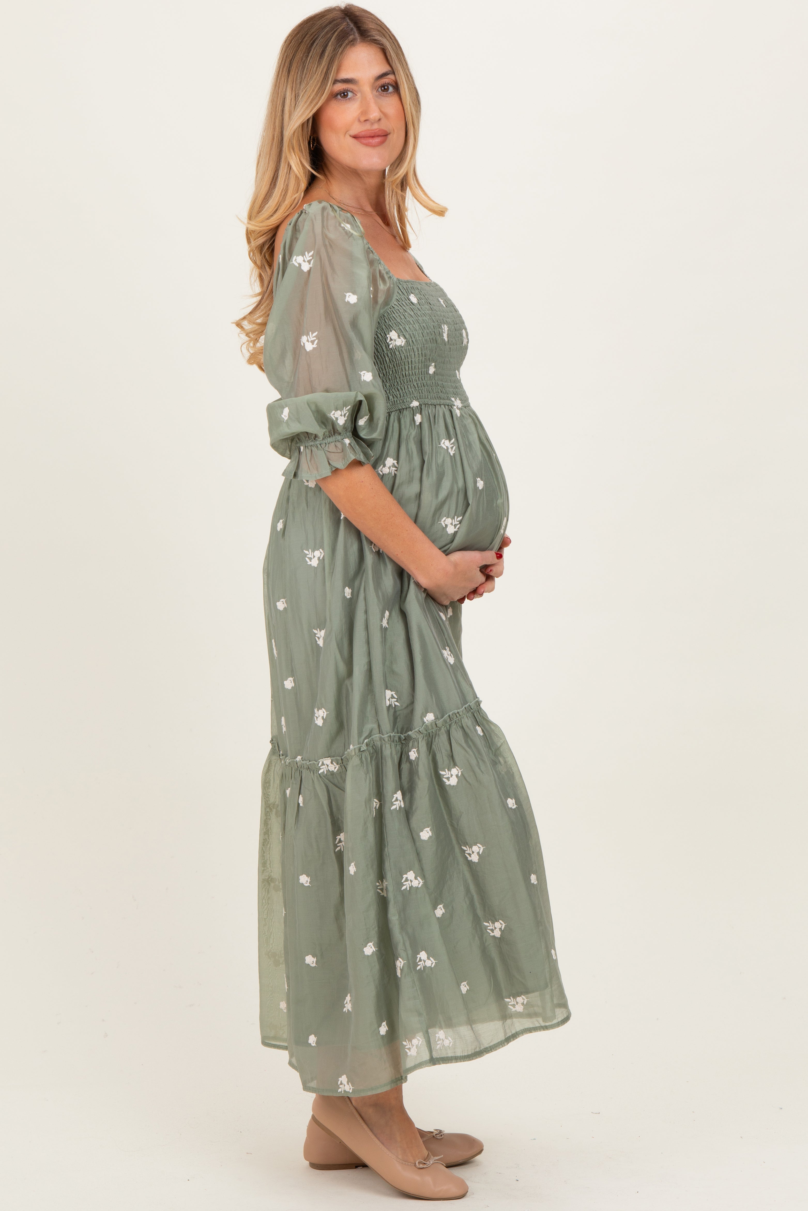 Hellolivfarbenes besticktes Umstands-Midikleid mit Smok-Oberteil und 3/4-Ärmeln