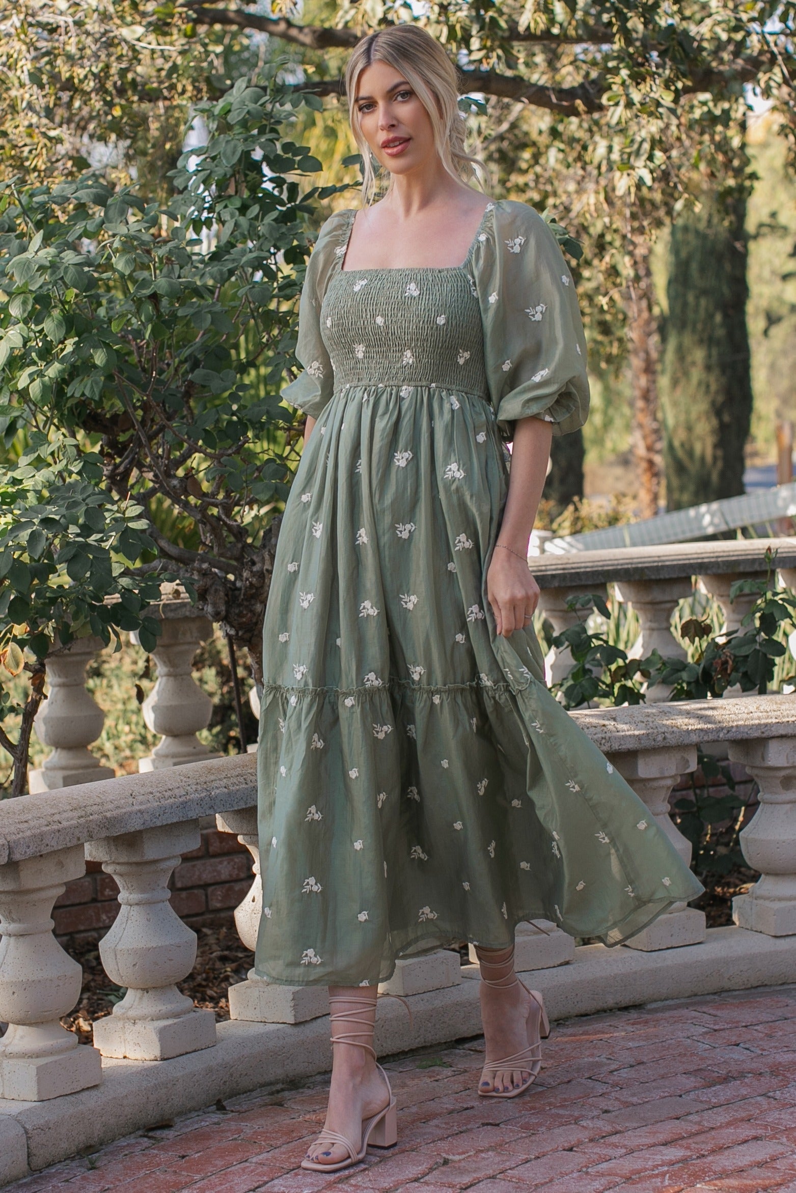 Hellolivfarbenes besticktes Umstands-Midikleid mit Smok-Oberteil und 3/4-Ärmeln