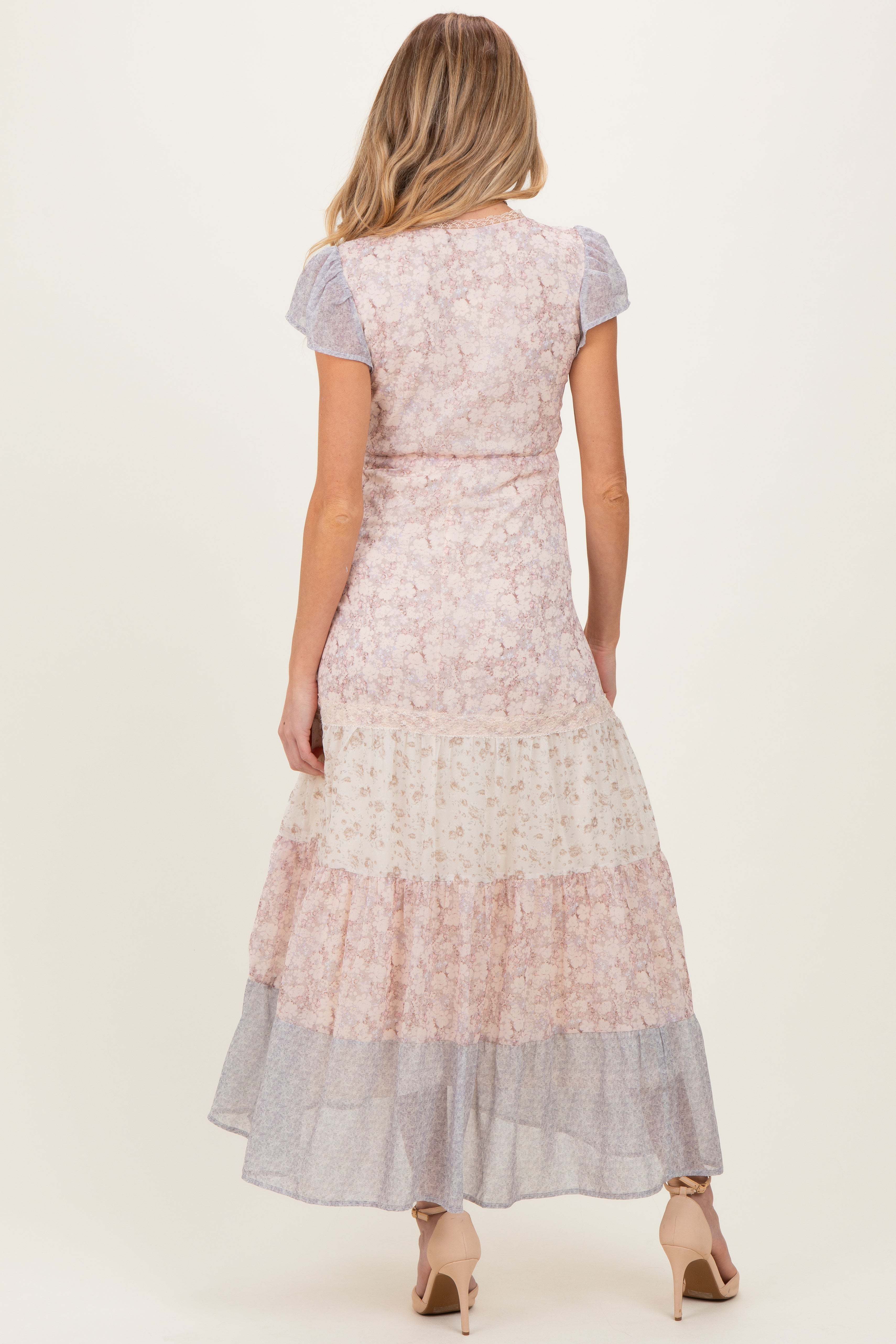 Mehrfarbiges Umstands-Maxikleid mit Blumenmuster und Stufenrock