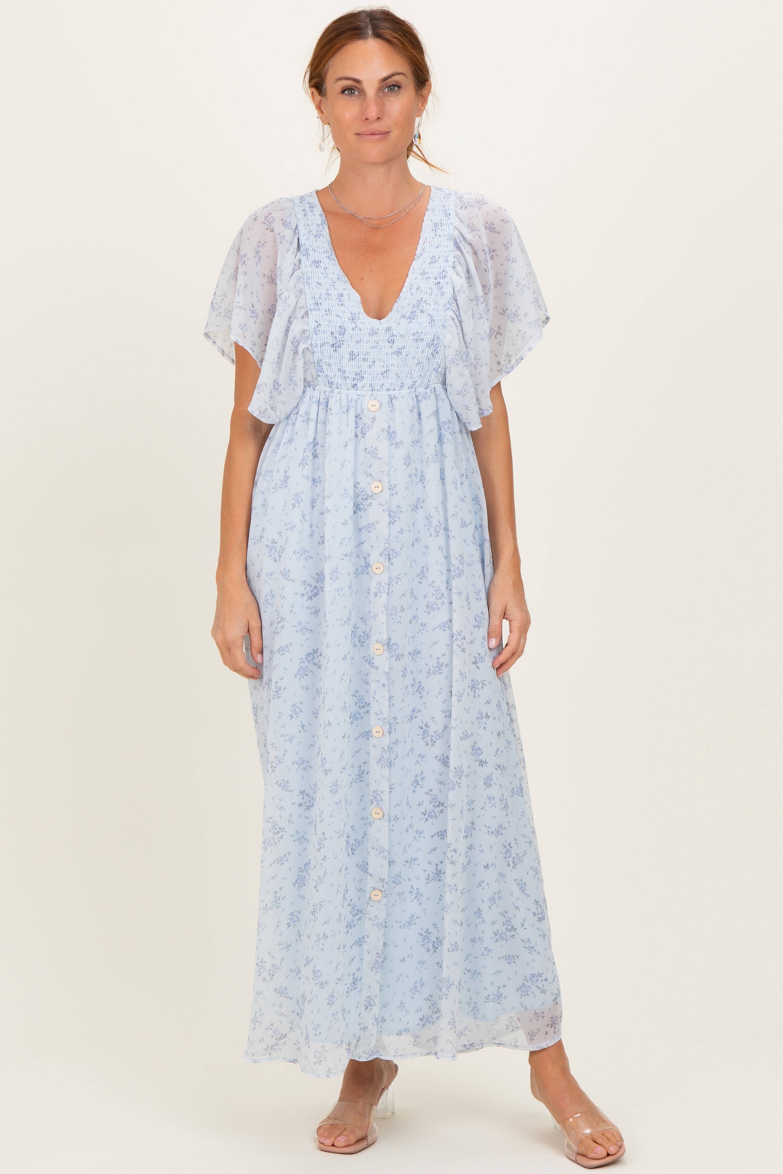 Blaues florales Umstands-Maxikleid aus Chiffon mit V-Ausschnitt, Smok-Oberteil und kurzen Ärmeln