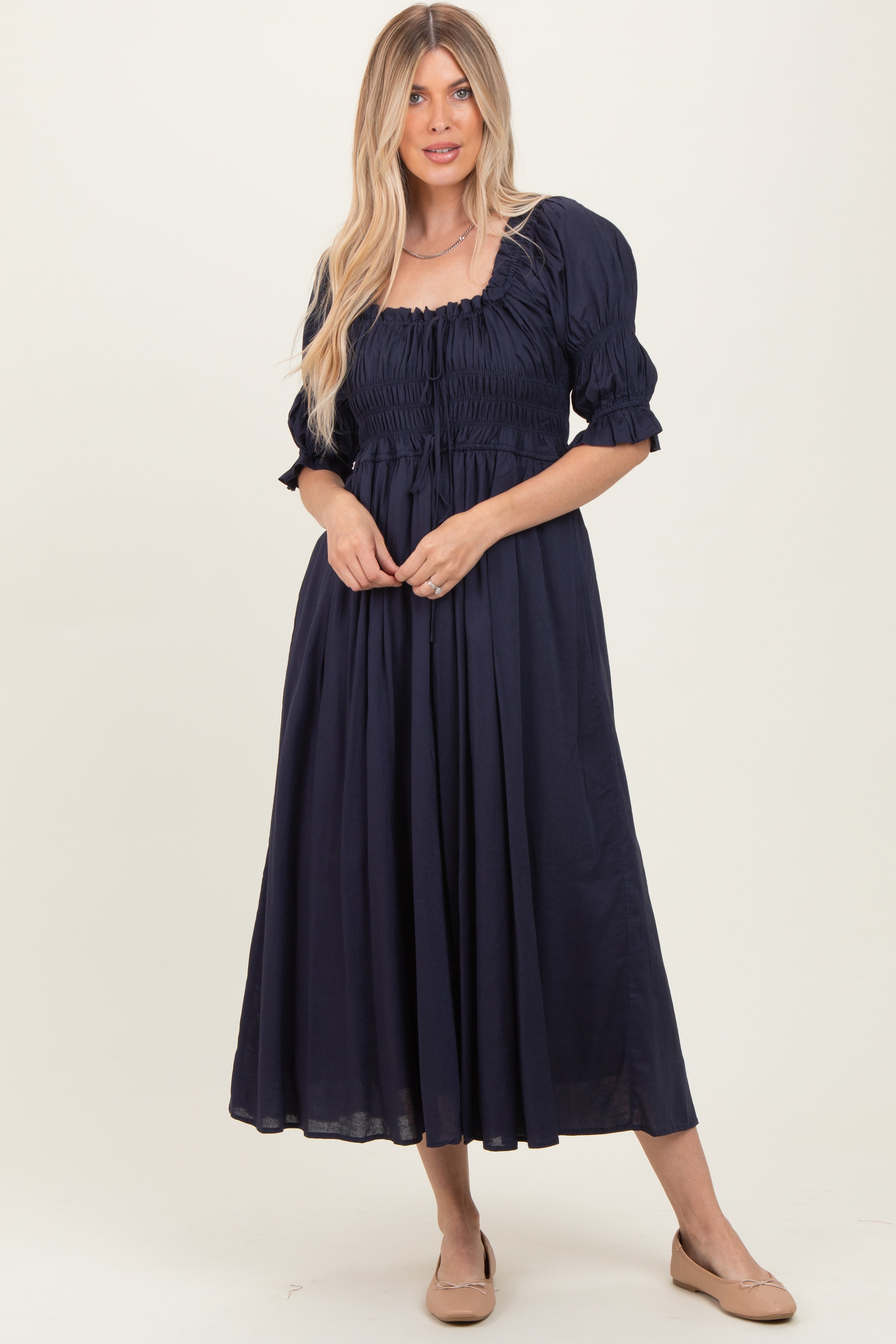 Umstands-Midikleid mit gesmoktem Rüschen-Oberteil und eckigem Ausschnitt