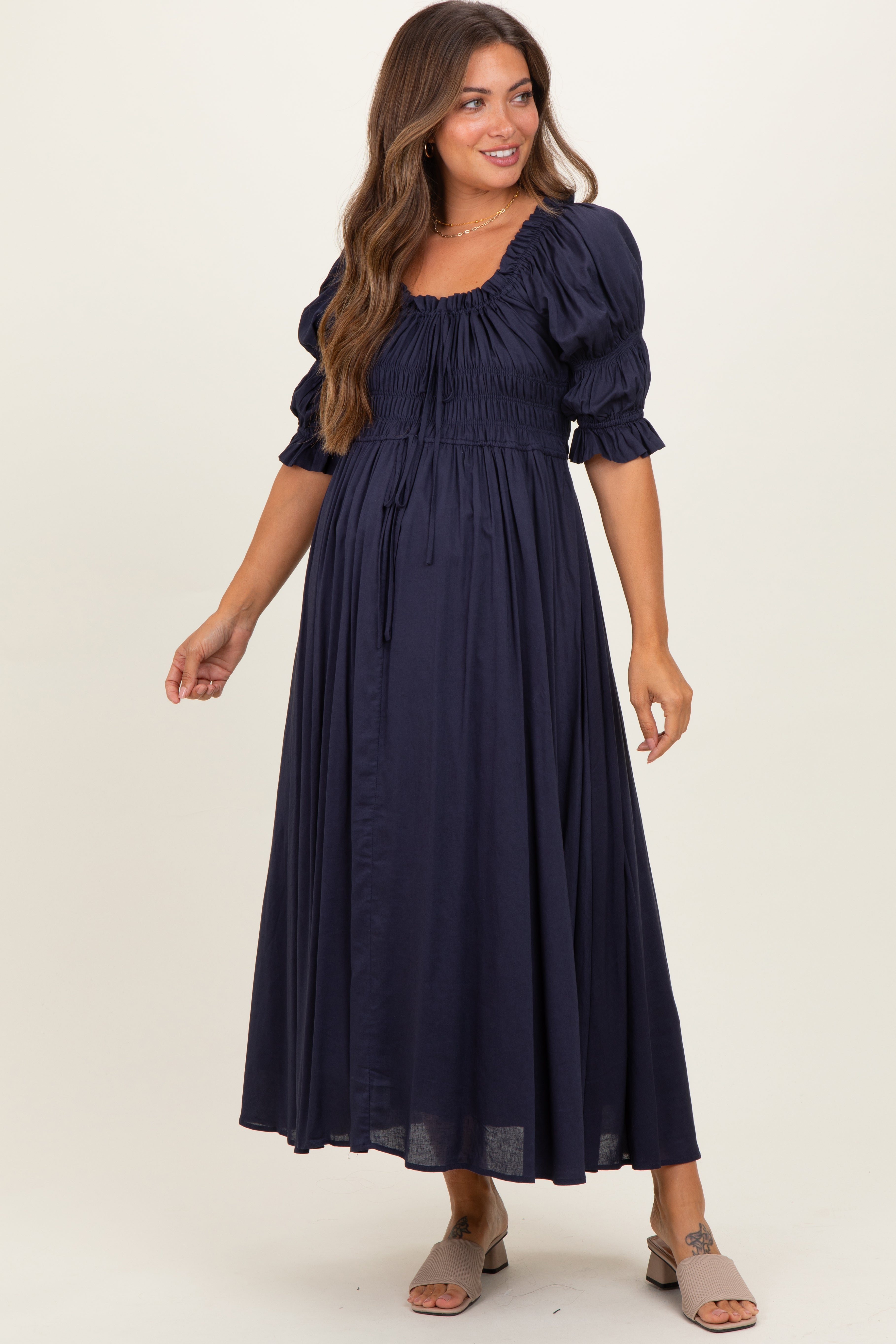 Umstands-Midikleid mit gesmoktem Rüschen-Oberteil und eckigem Ausschnitt