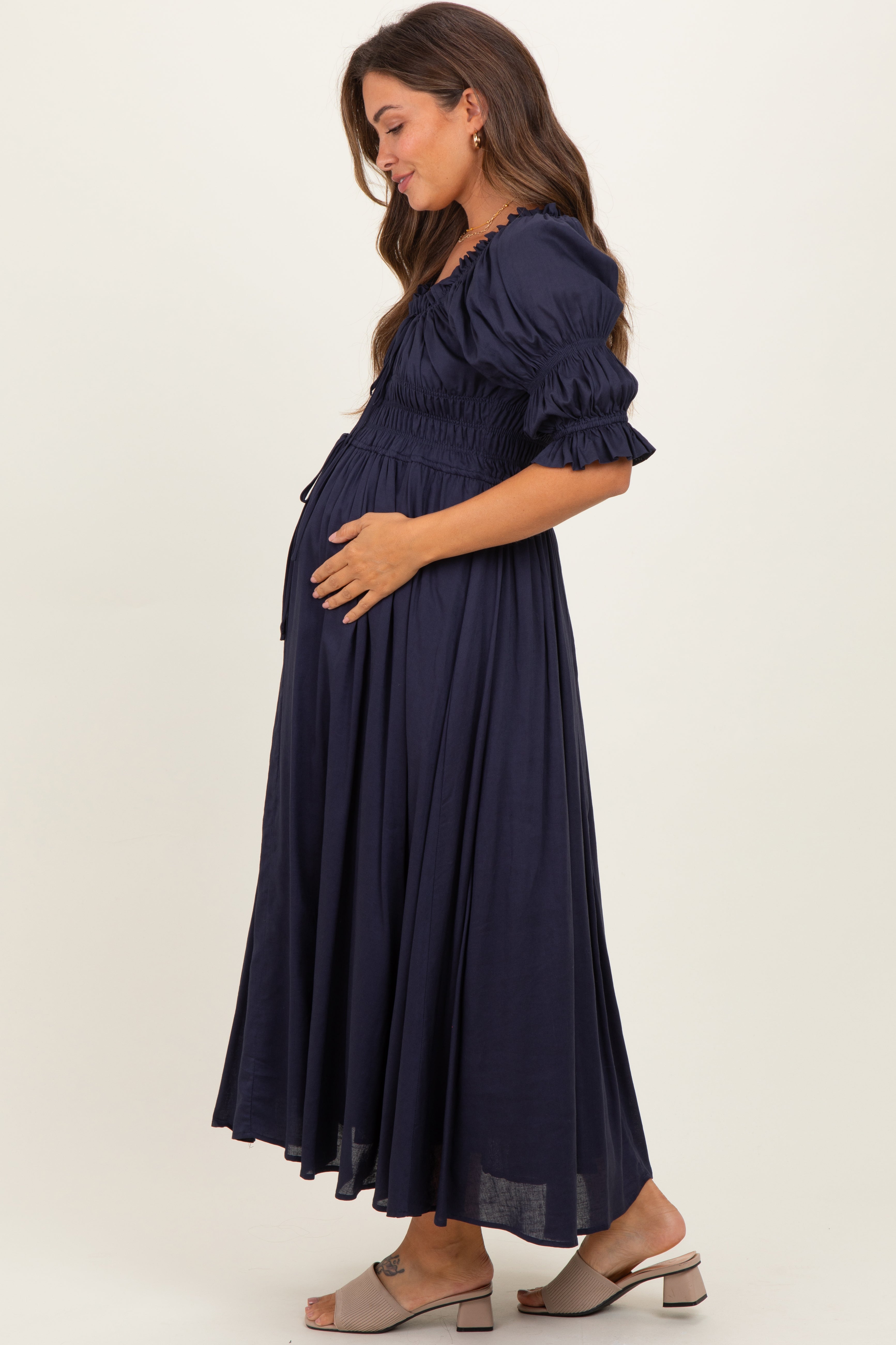 Umstands-Midikleid mit gesmoktem Rüschen-Oberteil und eckigem Ausschnitt