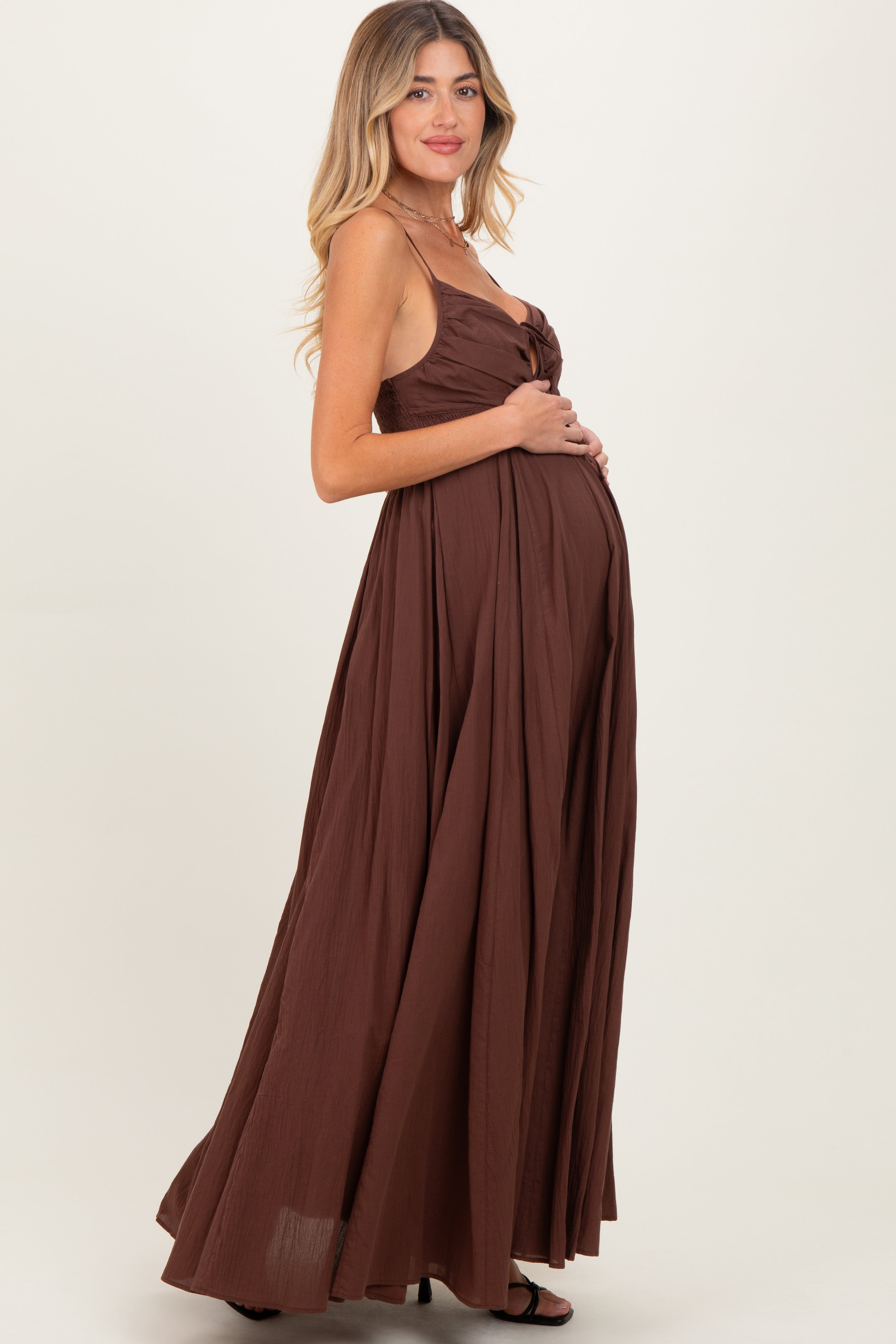 Umstands-Maxikleid mit gerafftem Oberteil und Bindeband vorne