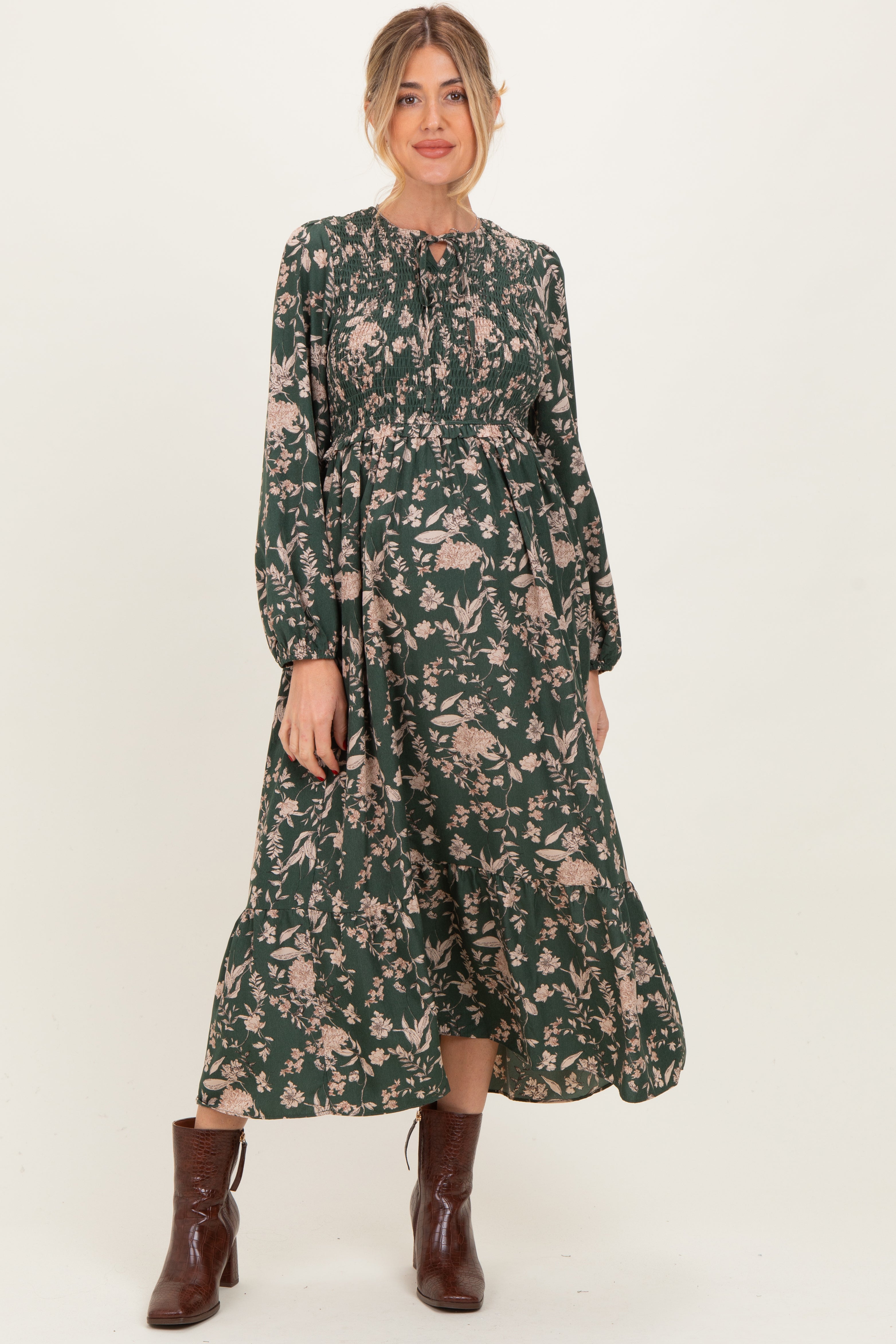 Grünes geblümtes Umstands-Midikleid mit Smok-Oberteil und langen Ärmeln