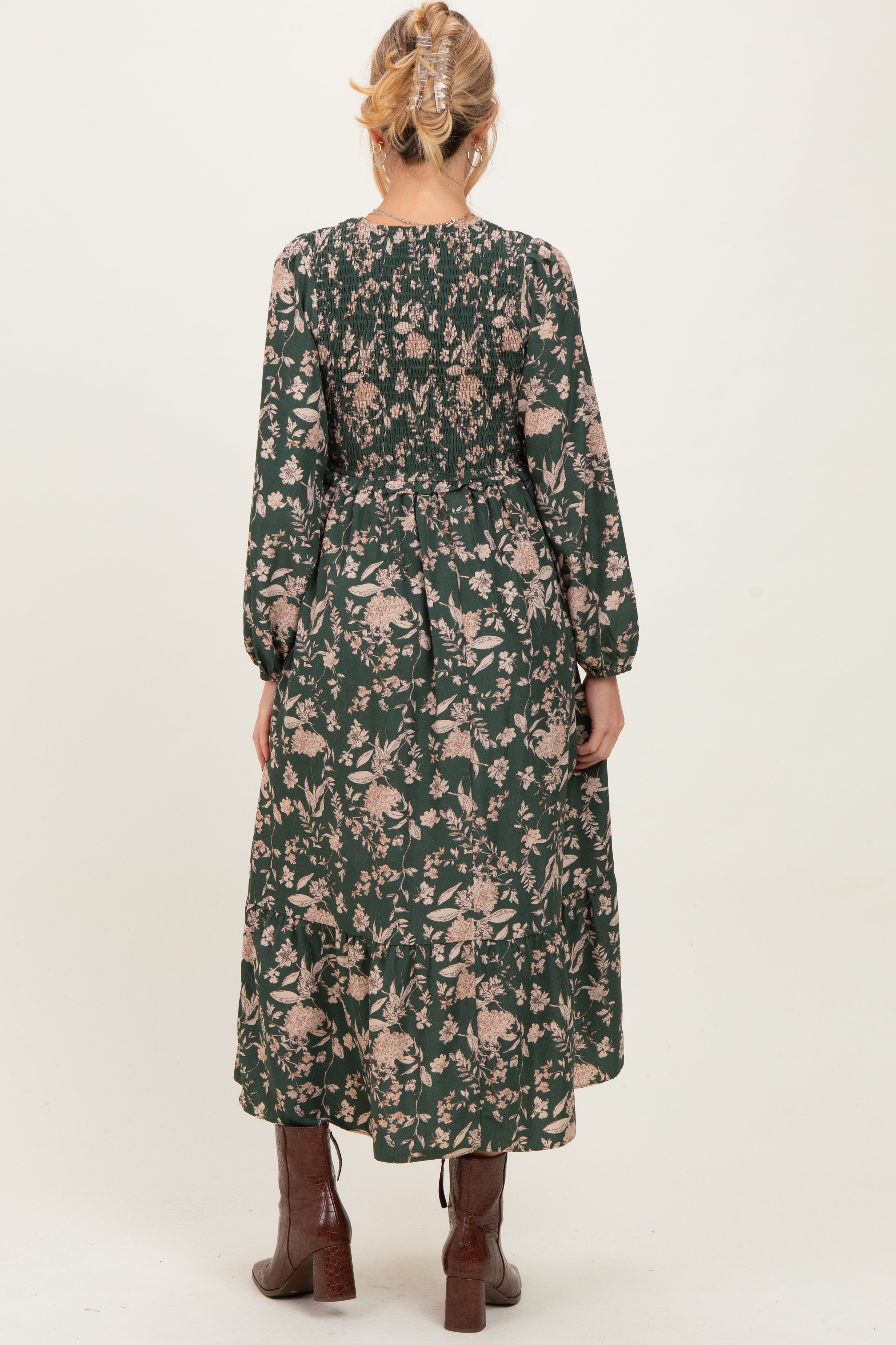 Grünes geblümtes Umstands-Midikleid mit Smok-Oberteil und langen Ärmeln