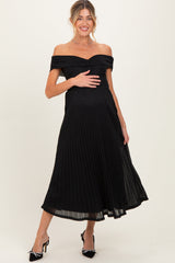 Schwarzes schimmerndes Umstands-Midikleid mit Off-Shoulder-Ausschnitt und Plissee