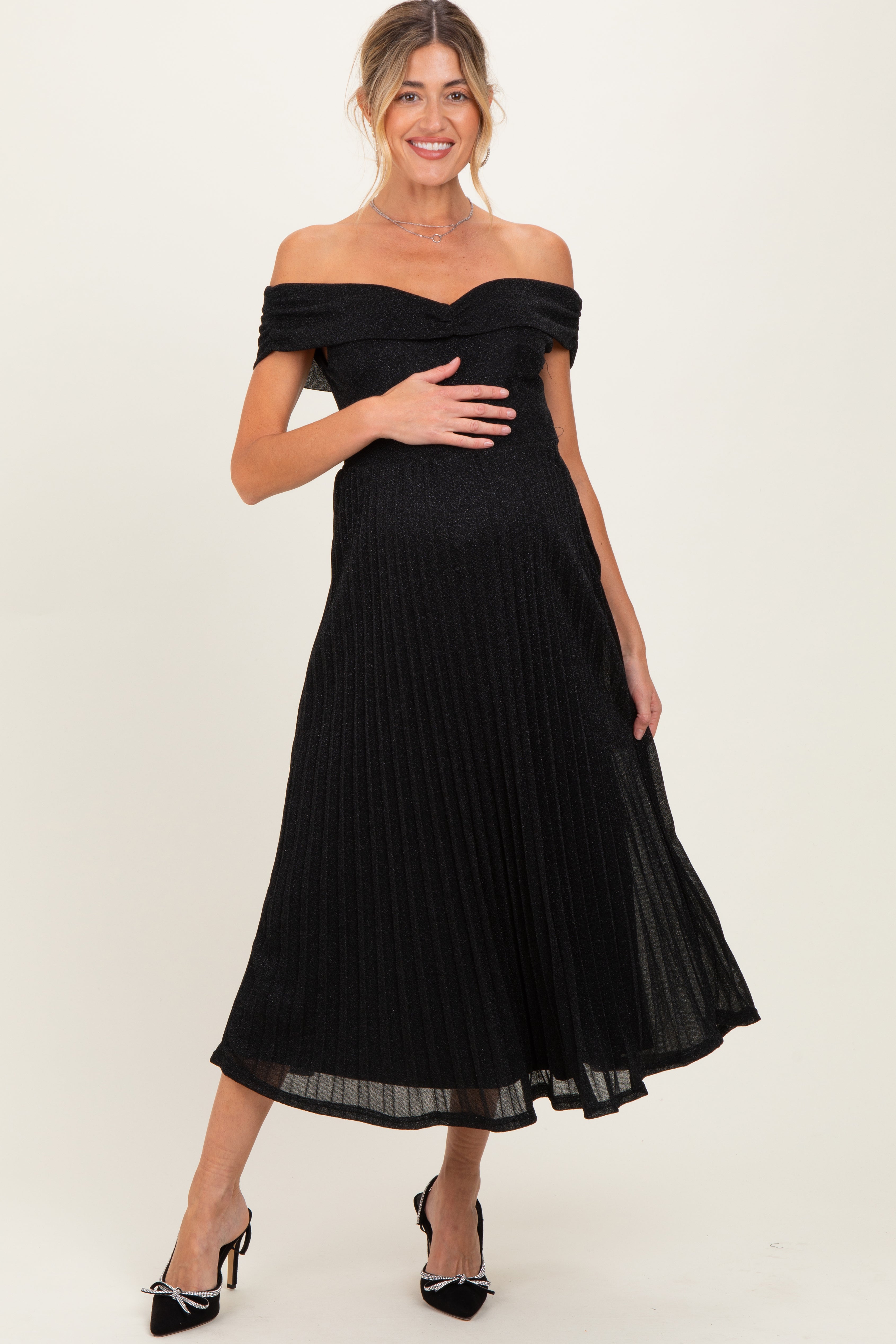 Schwarzes schimmerndes Umstands-Midikleid mit Off-Shoulder-Ausschnitt und Plissee