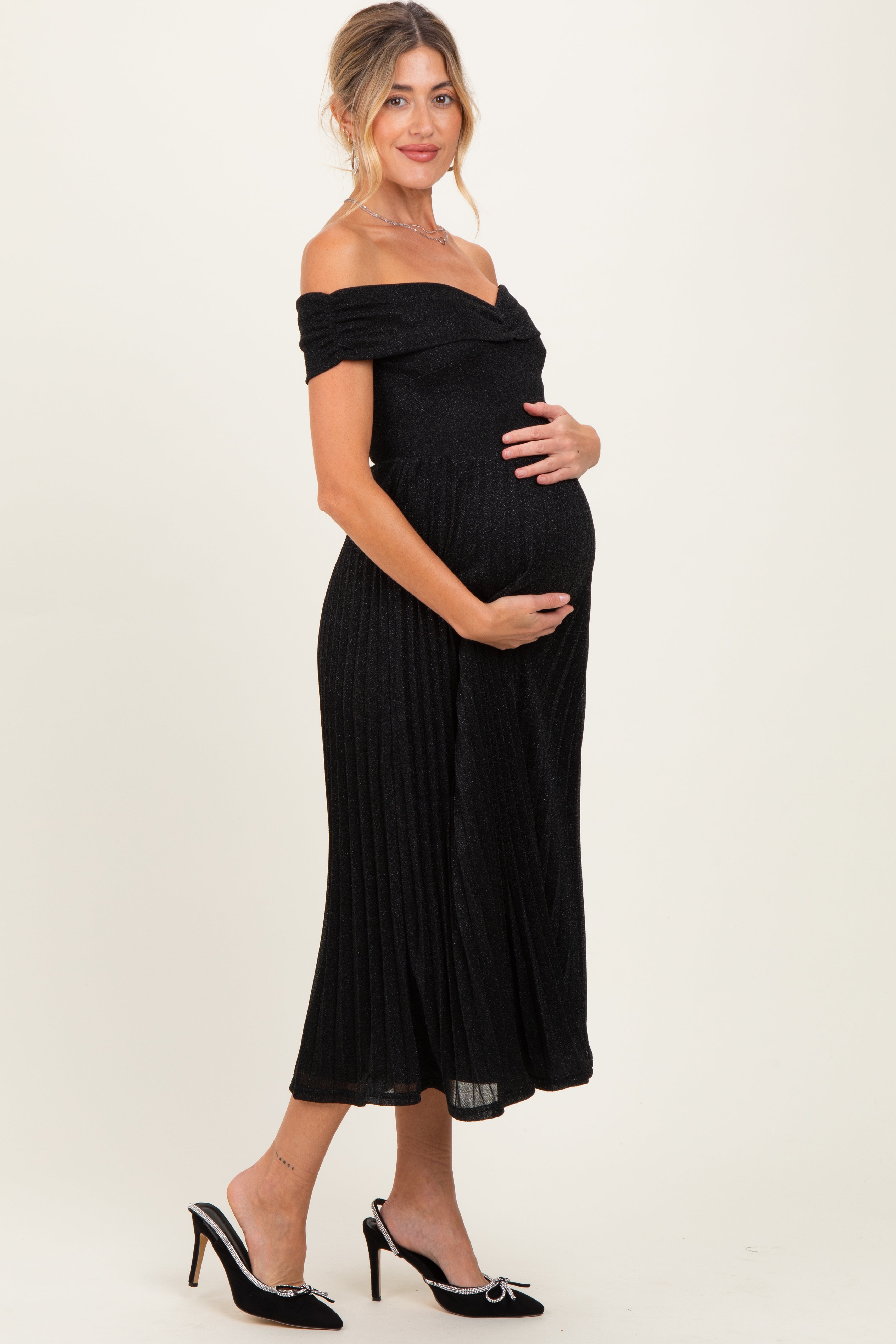 Schwarzes schimmerndes Umstands-Midikleid mit Off-Shoulder-Ausschnitt und Plissee