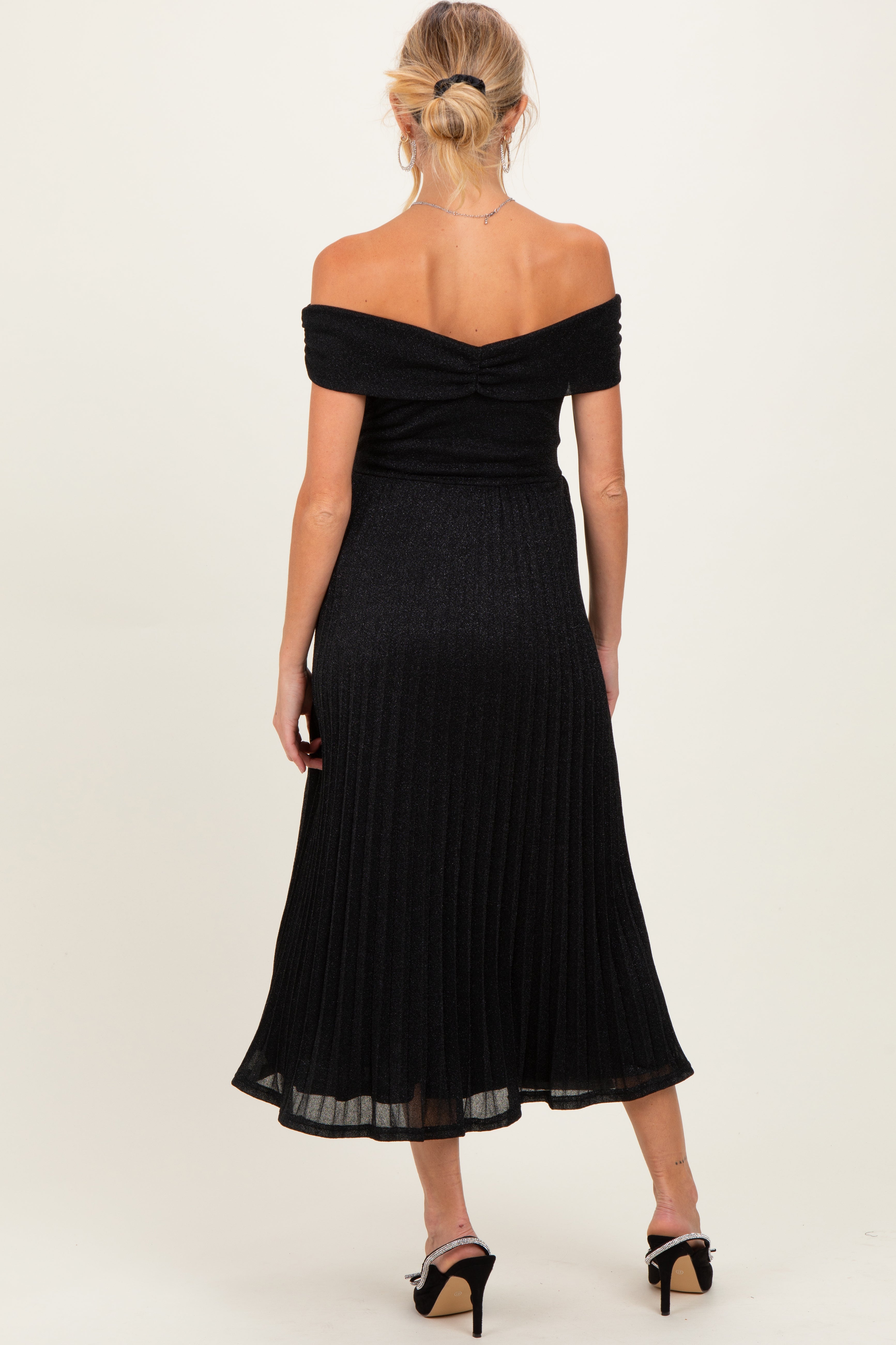 Schwarzes schimmerndes Umstands-Midikleid mit Off-Shoulder-Ausschnitt und Plissee