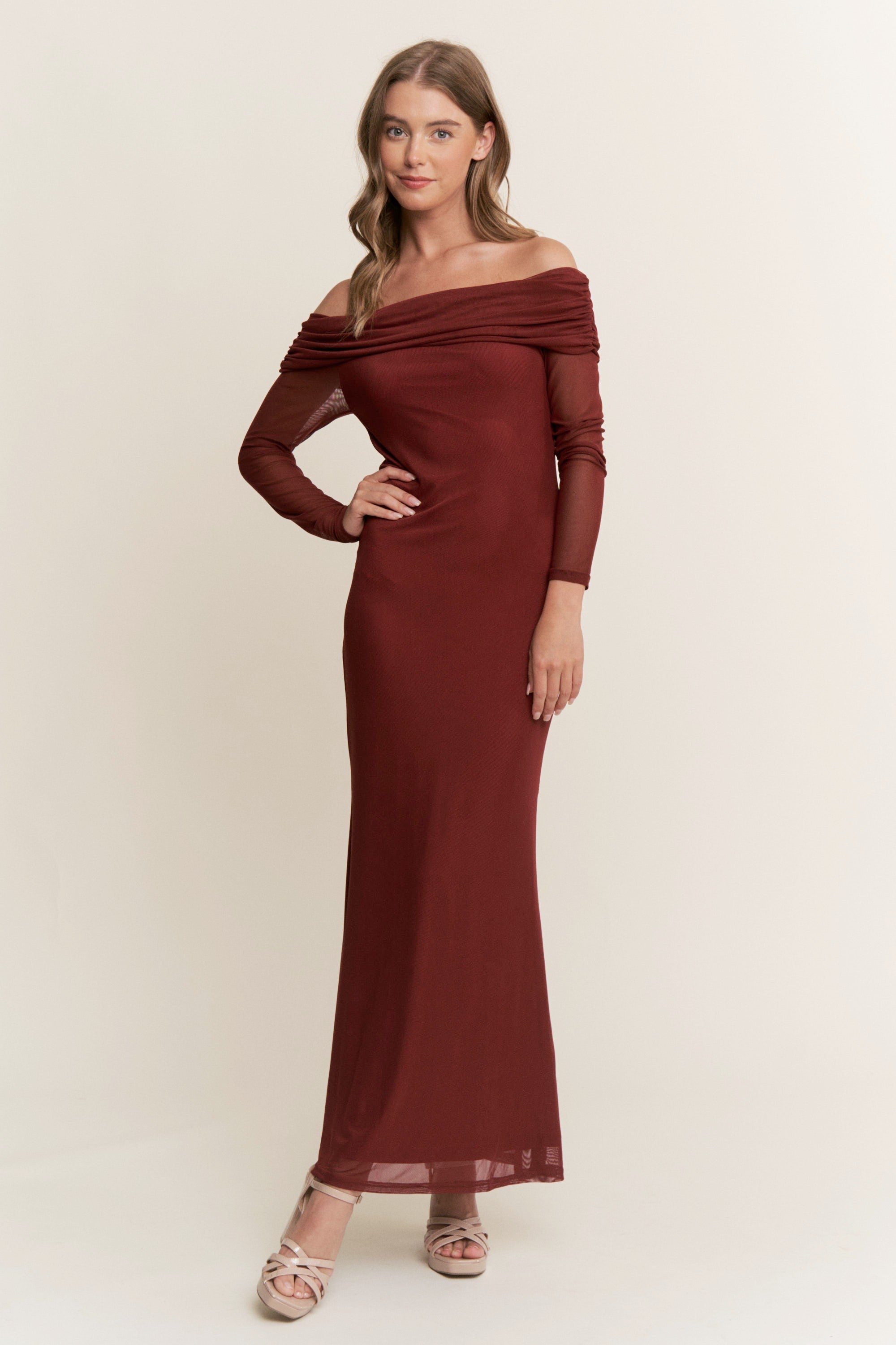 Bordeauxfarbenes Umstands-Maxikleid aus Mesh mit schulterfreiem Schnitt und langen Ärmeln