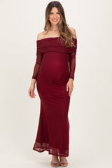 Bordeauxfarbenes Umstands-Maxikleid aus Mesh mit schulterfreiem Schnitt und langen Ärmeln
