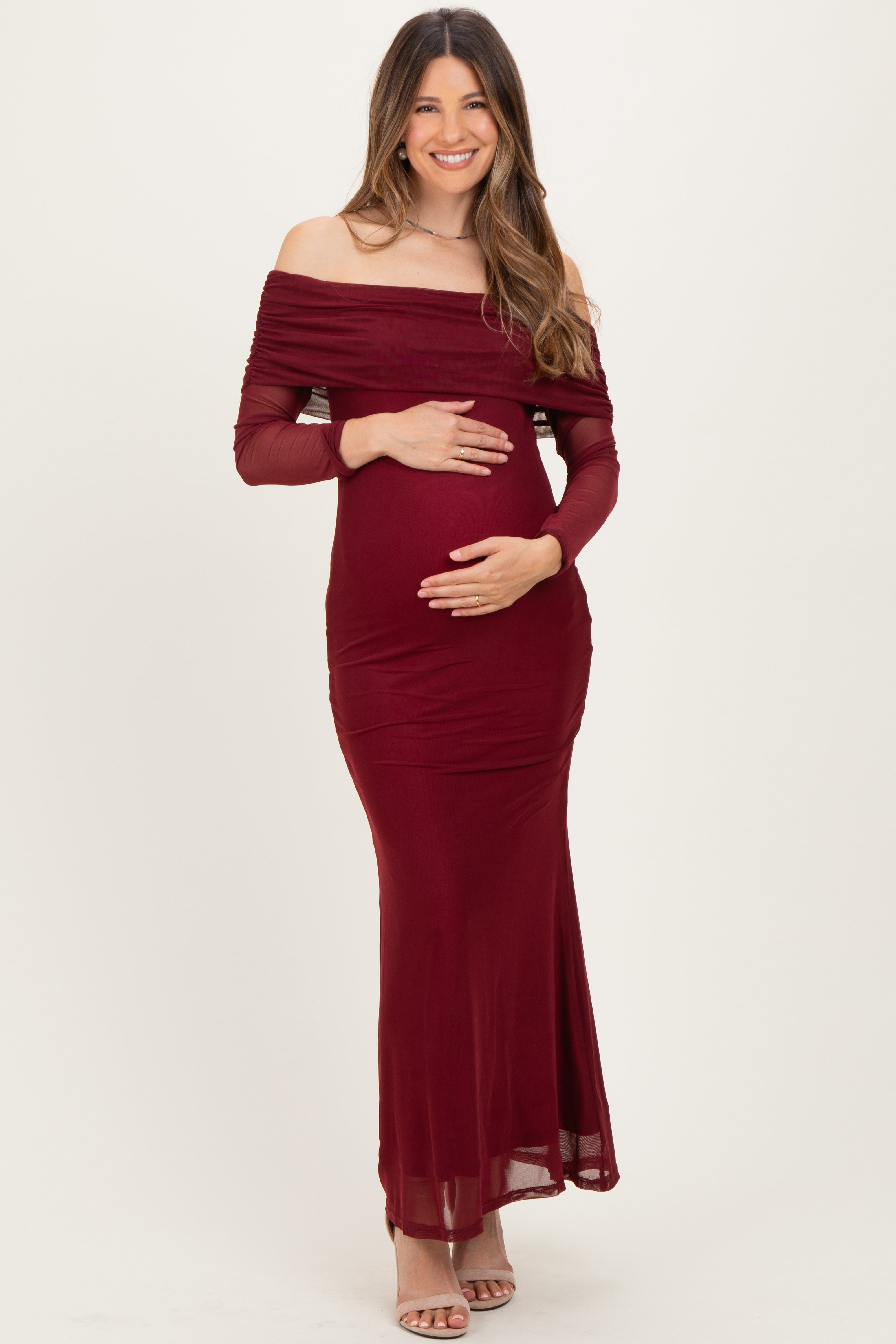 Bordeauxfarbenes Umstands-Maxikleid aus Mesh mit schulterfreiem Schnitt und langen Ärmeln