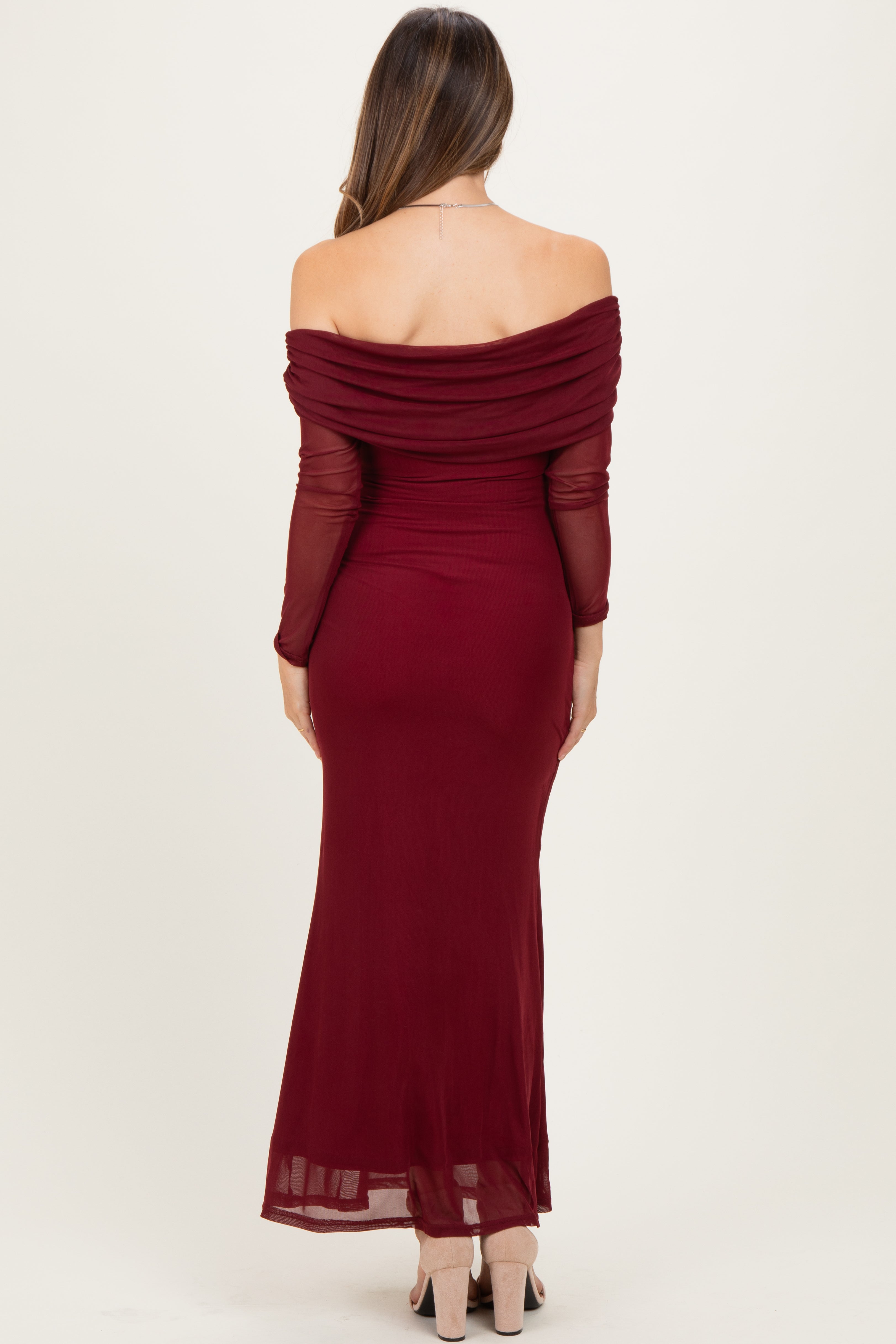 Bordeauxfarbenes Umstands-Maxikleid aus Mesh mit schulterfreiem Schnitt und langen Ärmeln