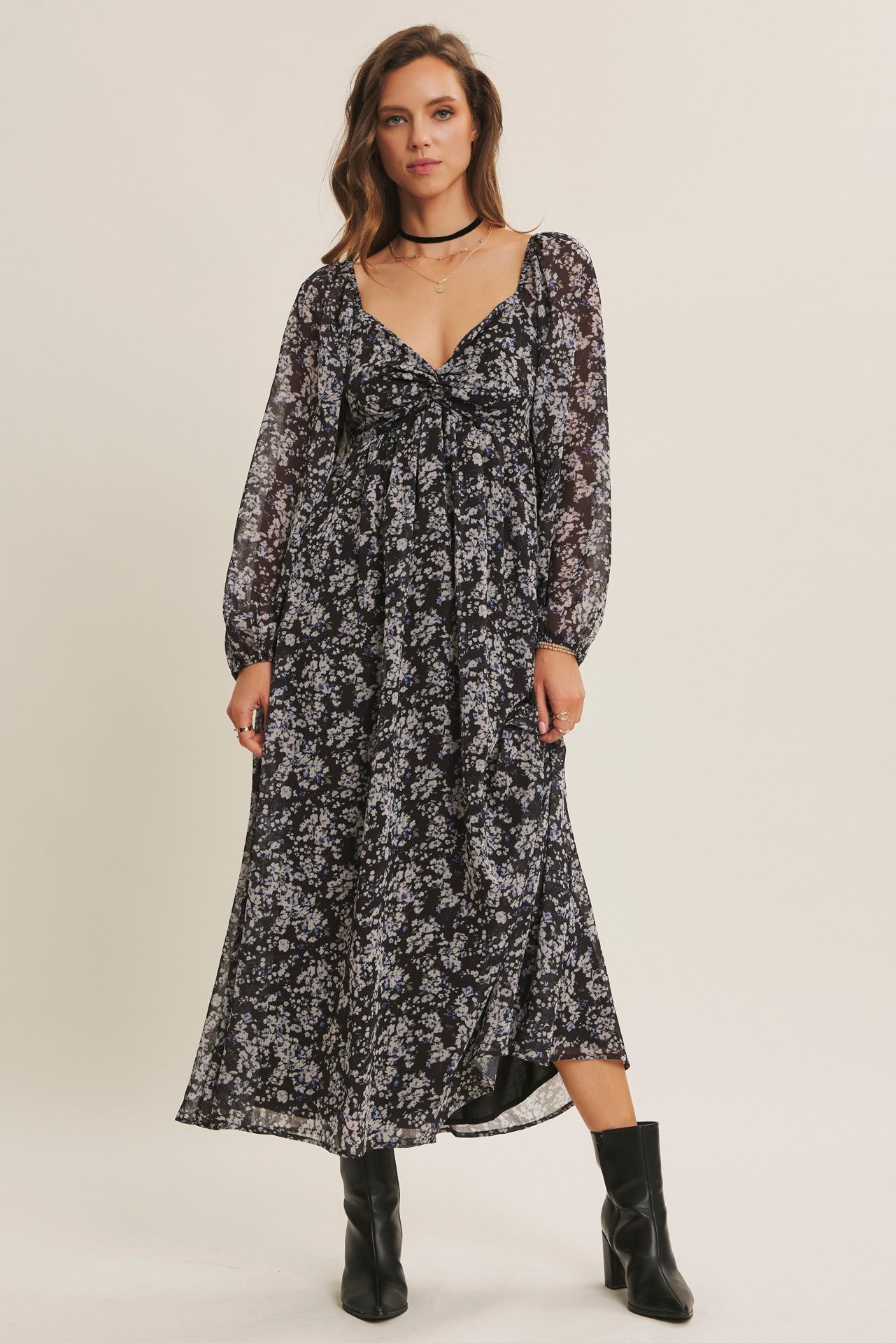 Schwarzes Umstands-Midikleid aus Chiffon mit Blumenmuster und Wickeloptik