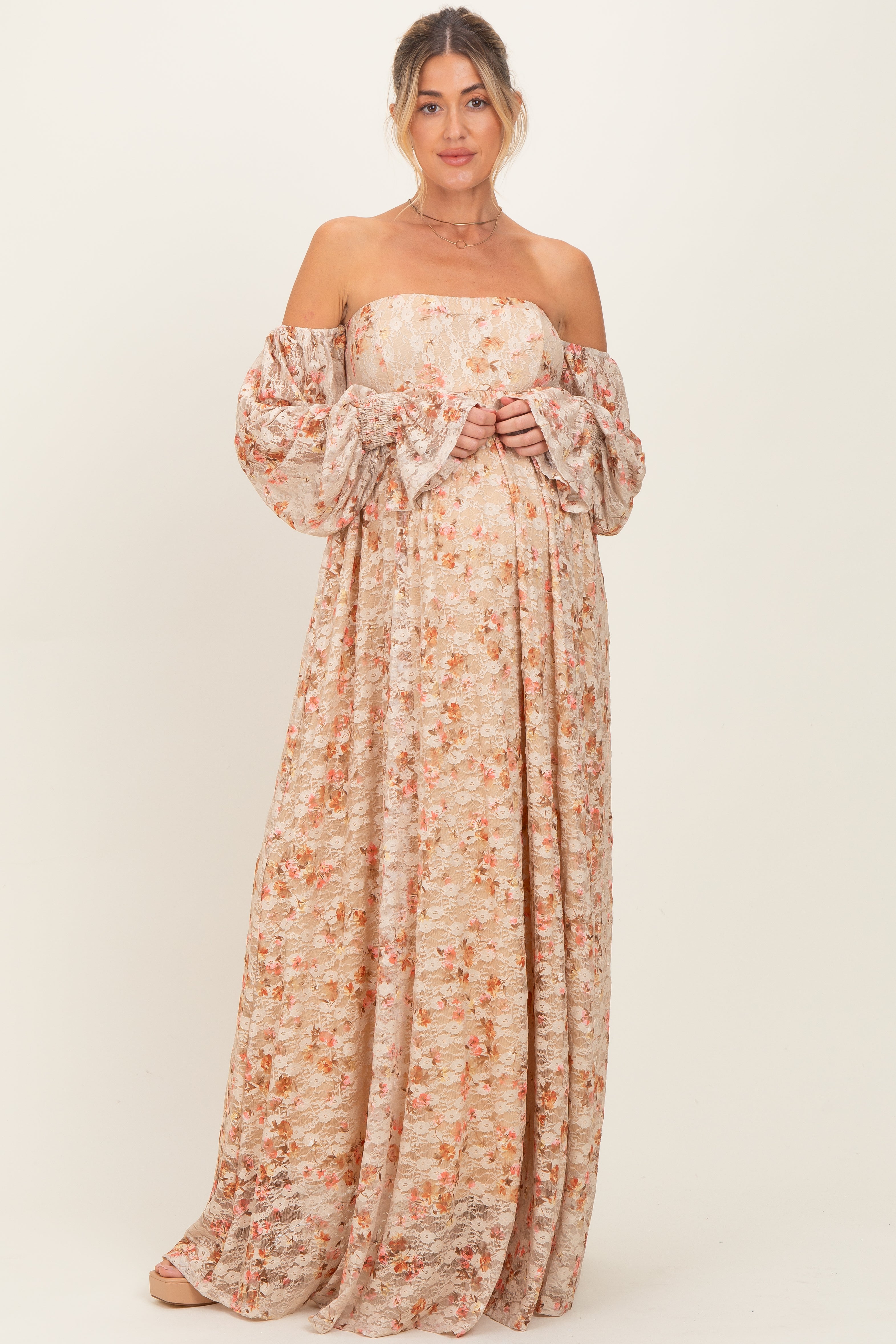 Mehrfarbiges florales Umstands-Maxikleid aus Spitze mit Smok-Einsatz, Off-Shoulder-Ausschnitt und langen Ärmeln