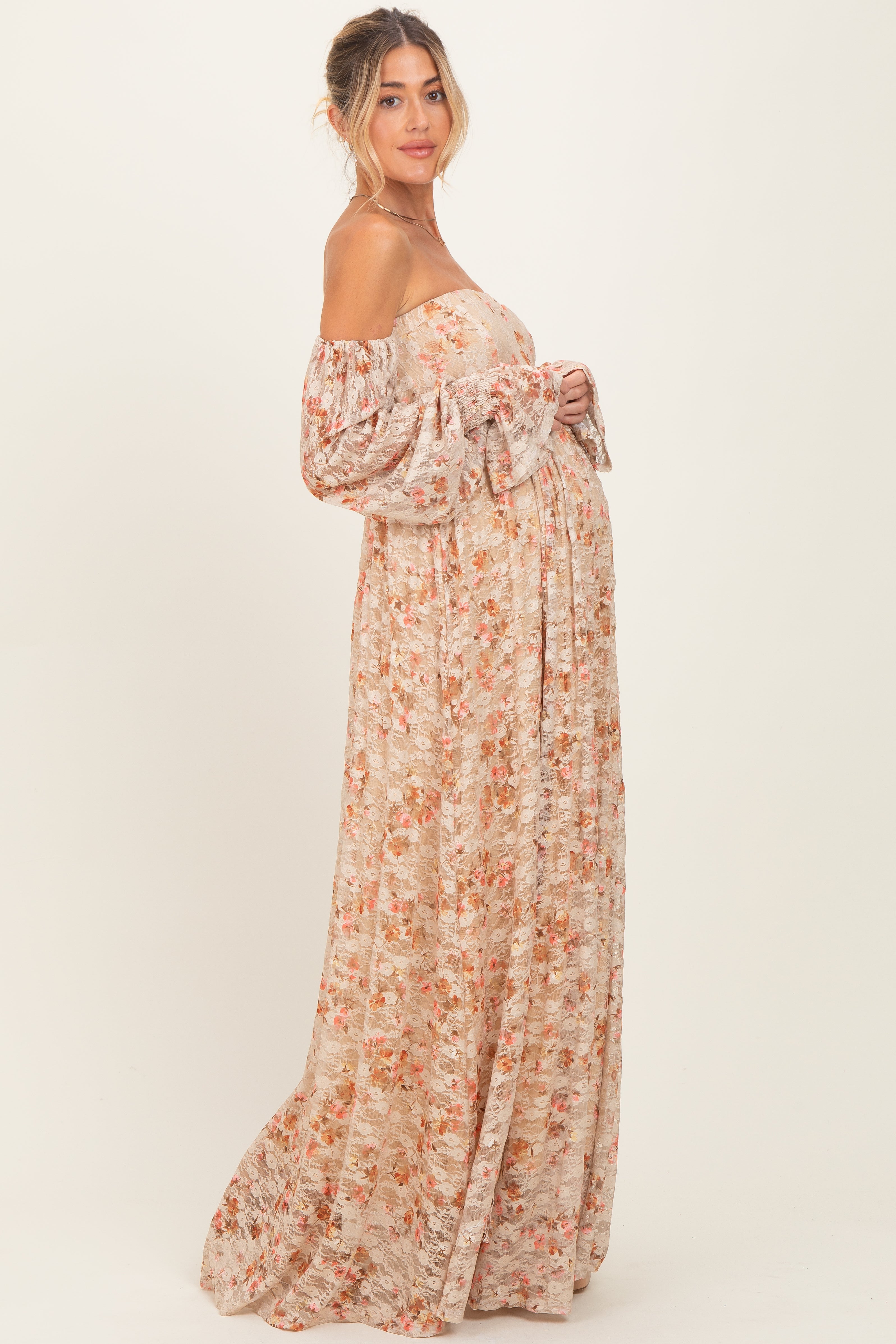 Mehrfarbiges florales Umstands-Maxikleid aus Spitze mit Smok-Einsatz, Off-Shoulder-Ausschnitt und langen Ärmeln