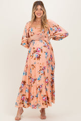 Geblümtes Umstands-Maxikleid mit langen Ärmeln, Smok-Oberteil und Stufenrock