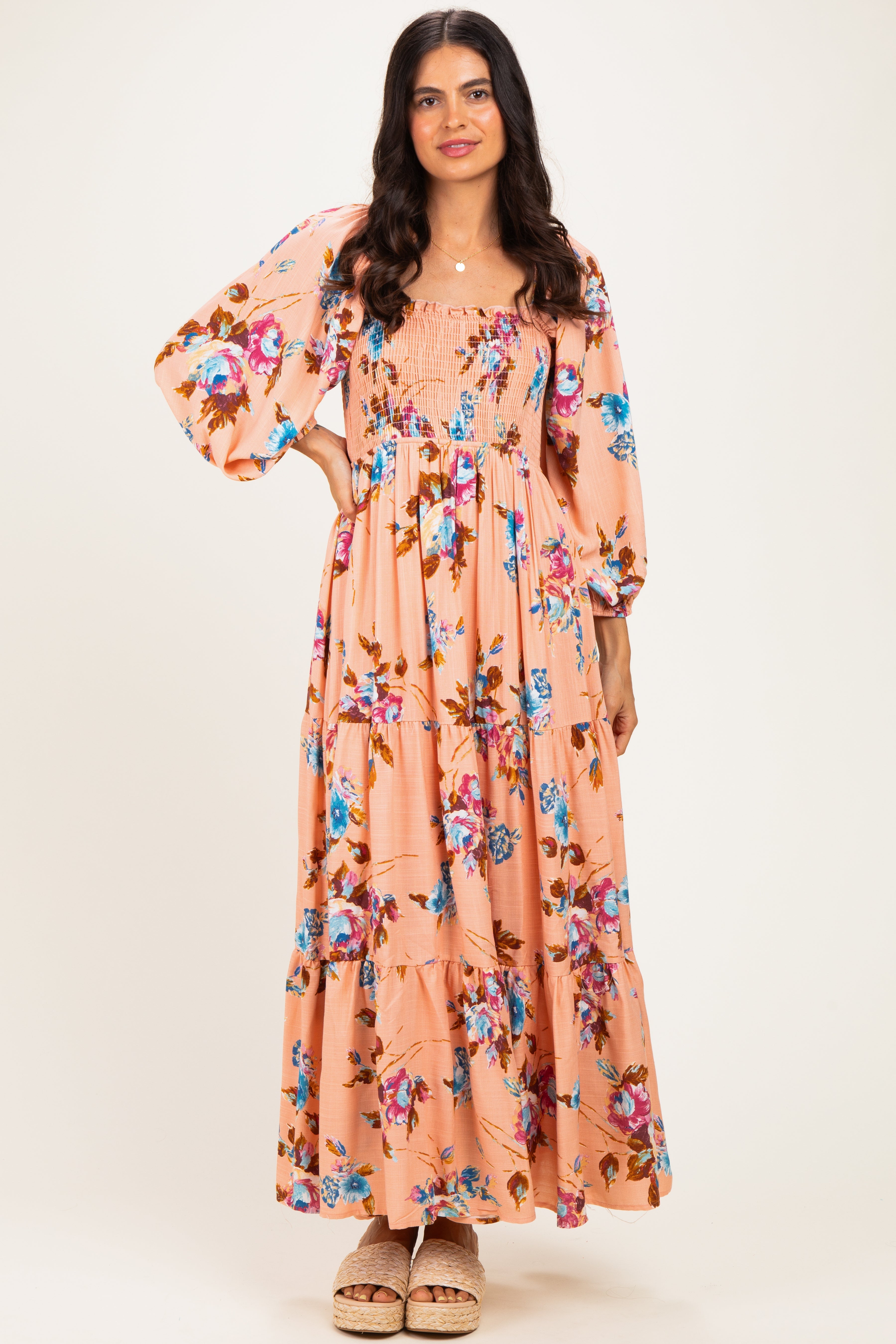 Geblümtes Umstands-Maxikleid mit langen Ärmeln, Smok-Oberteil und Stufenrock
