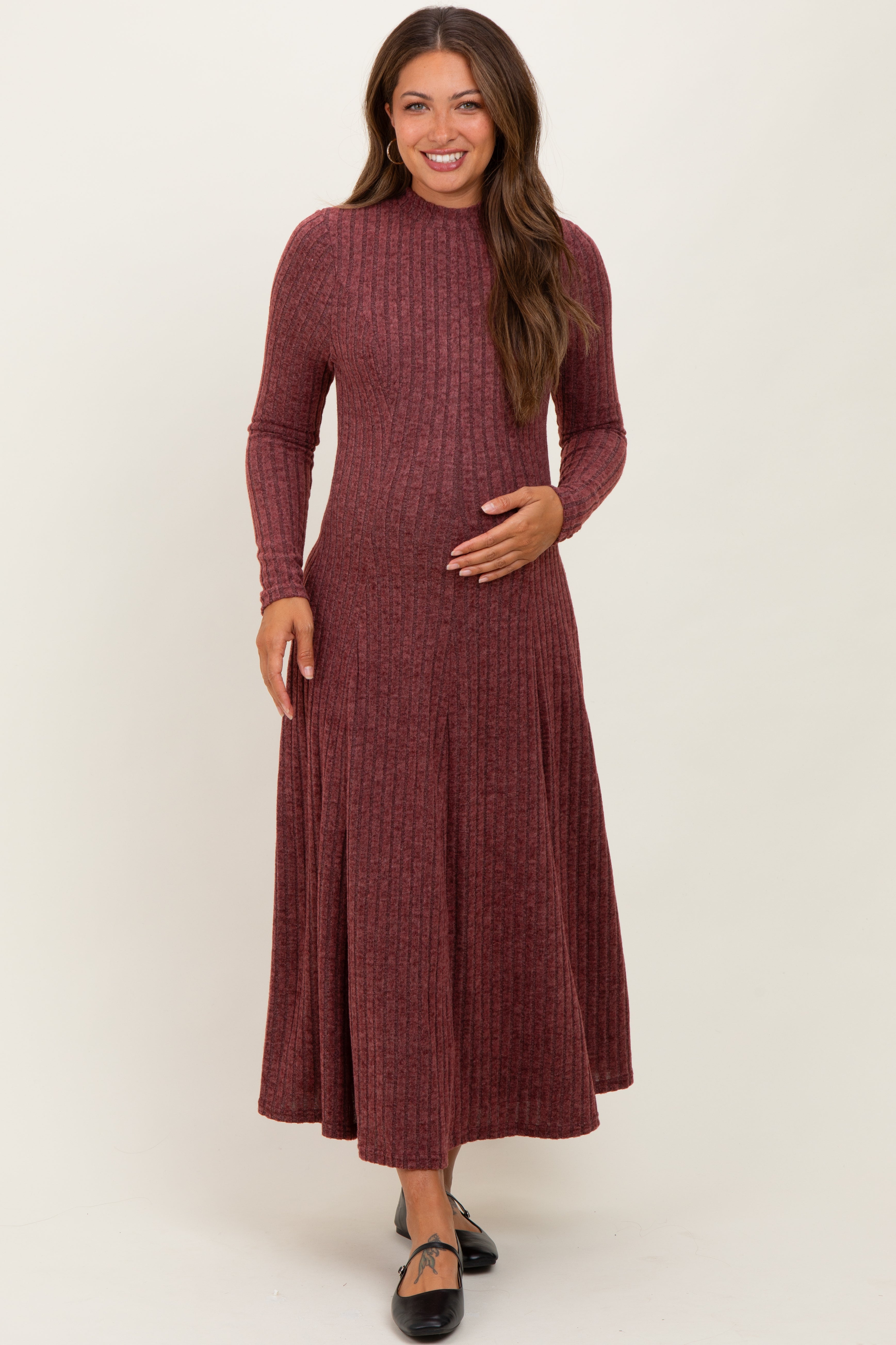 Bordeauxrotes Umstands-Midikleid mit Stehkragen und Rippstrick