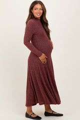 Bordeauxrotes Umstands-Midikleid mit Stehkragen und Rippstrick