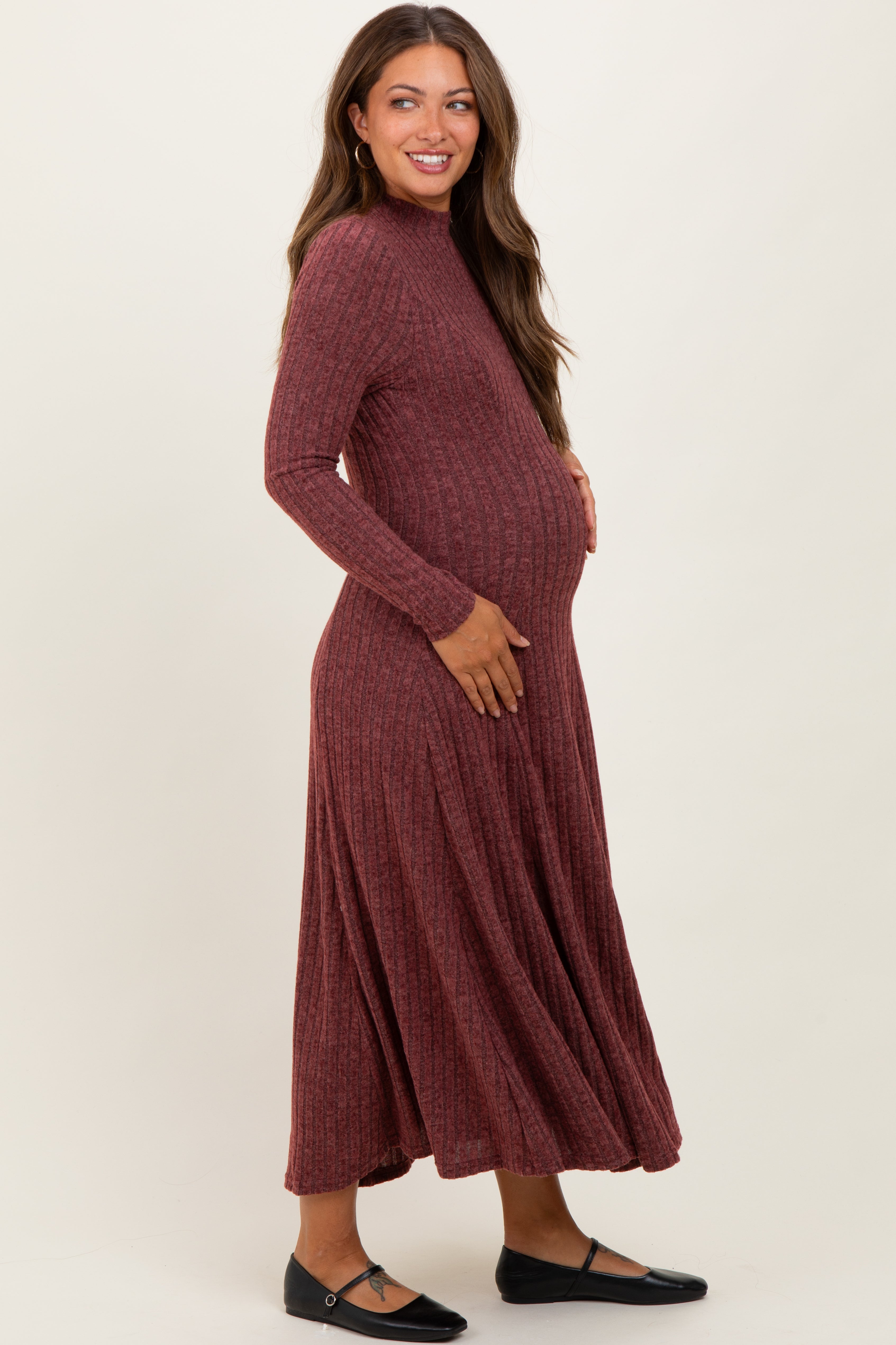 Bordeauxrotes Umstands-Midikleid mit Stehkragen und Rippstrick
