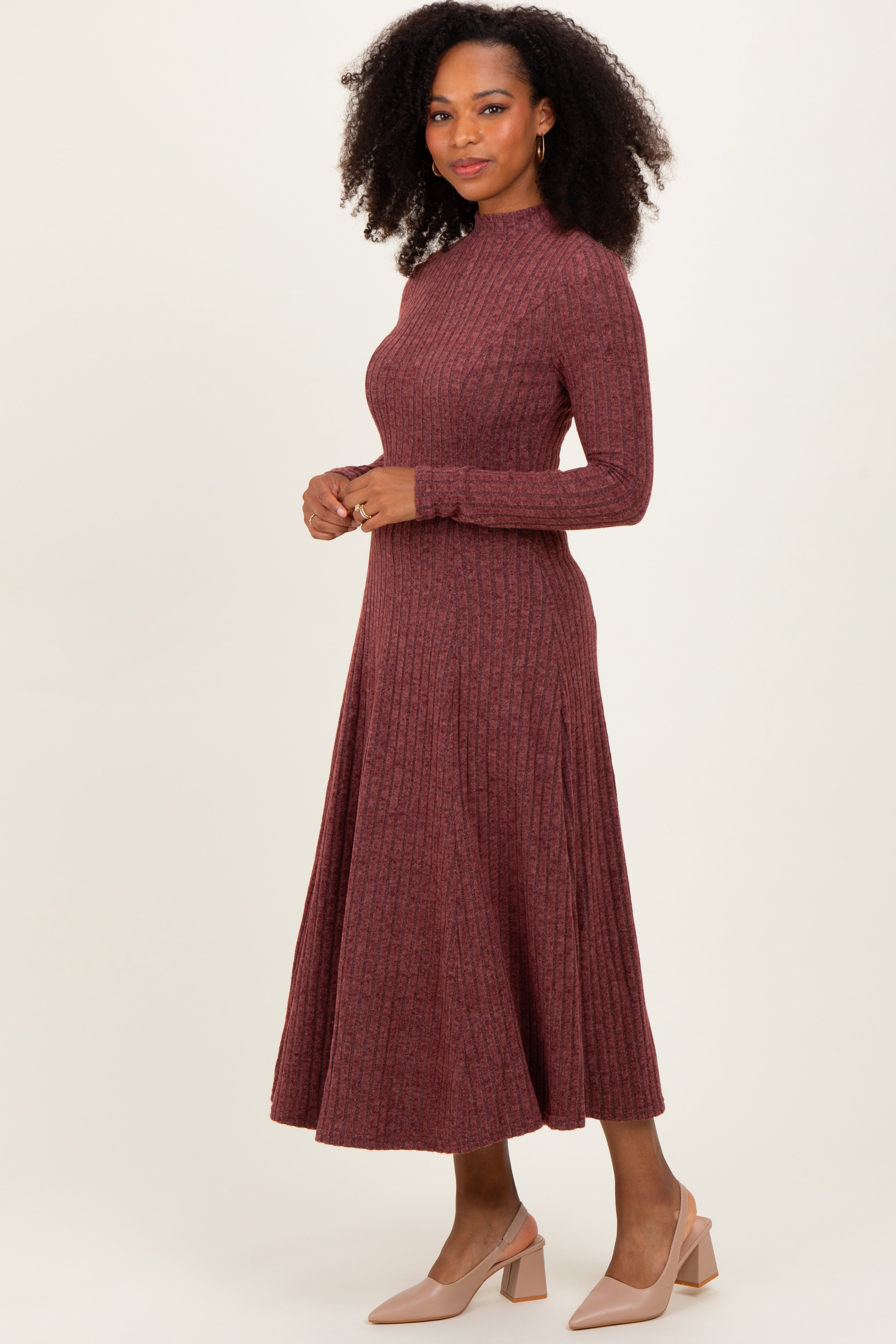 Bordeauxrotes Umstands-Midikleid mit Stehkragen und Rippstrick