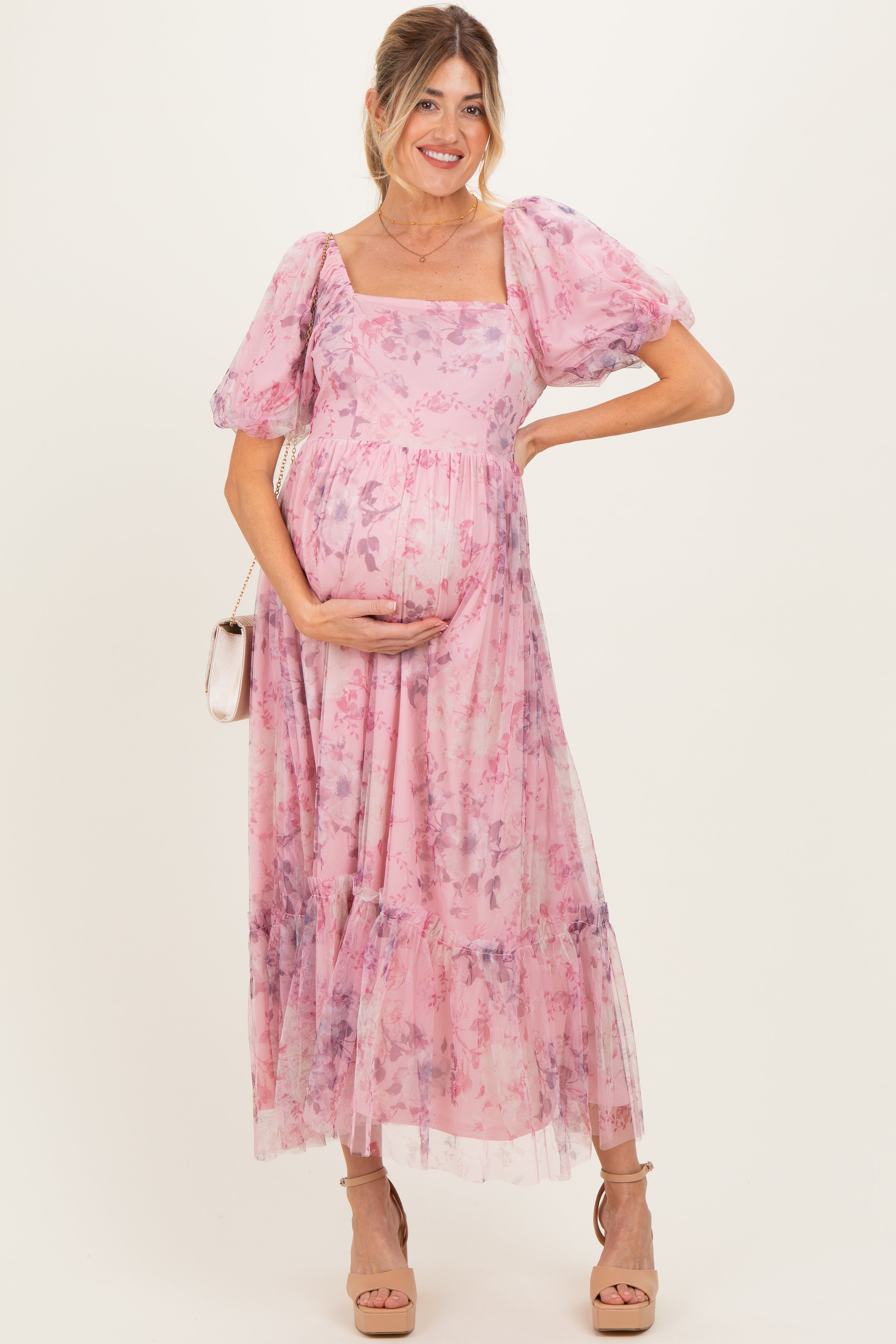 Geblümtes Umstands-Midikleid aus Tüll mit Puffärmeln in Rosa