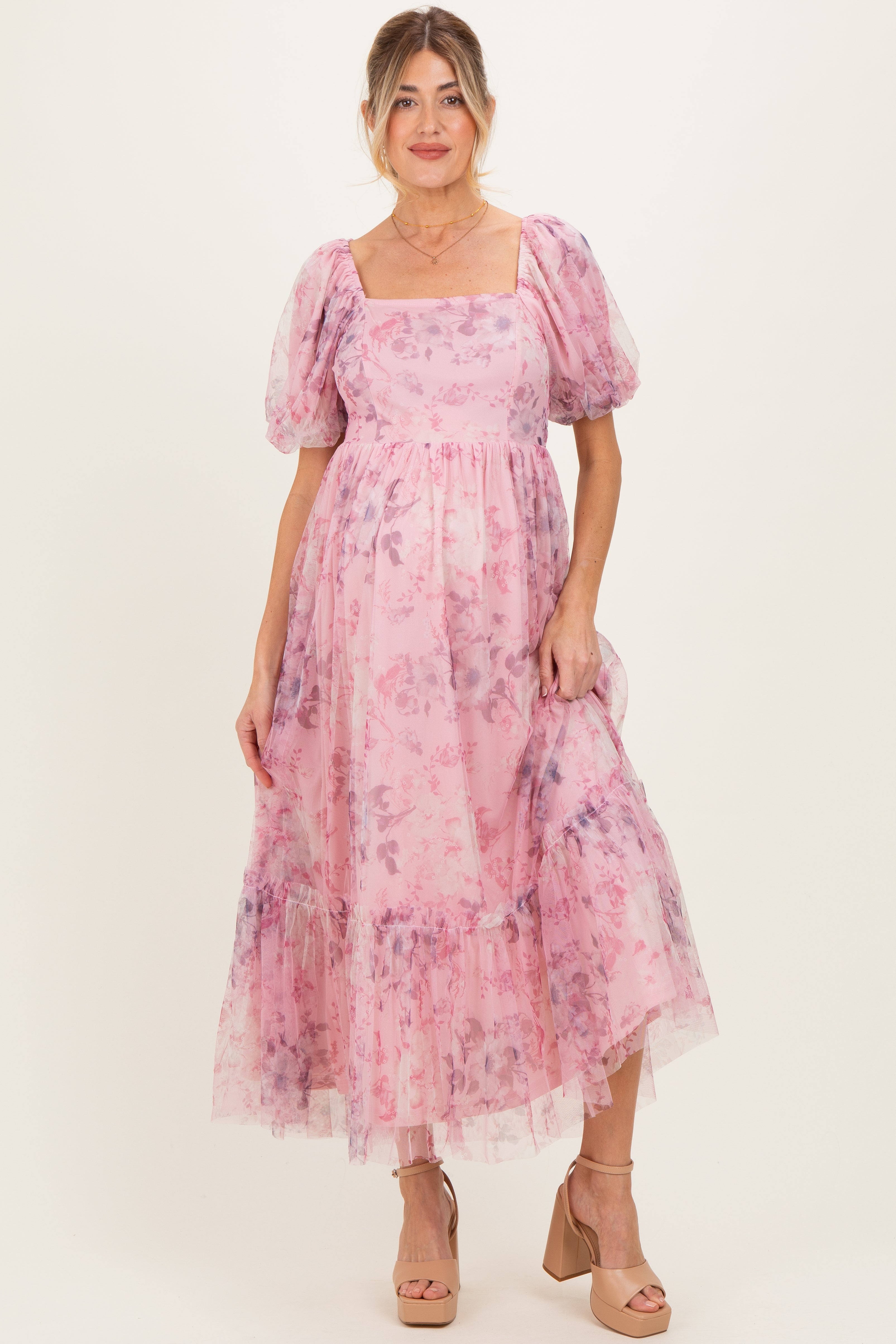 Geblümtes Umstands-Midikleid aus Tüll mit Puffärmeln in Rosa