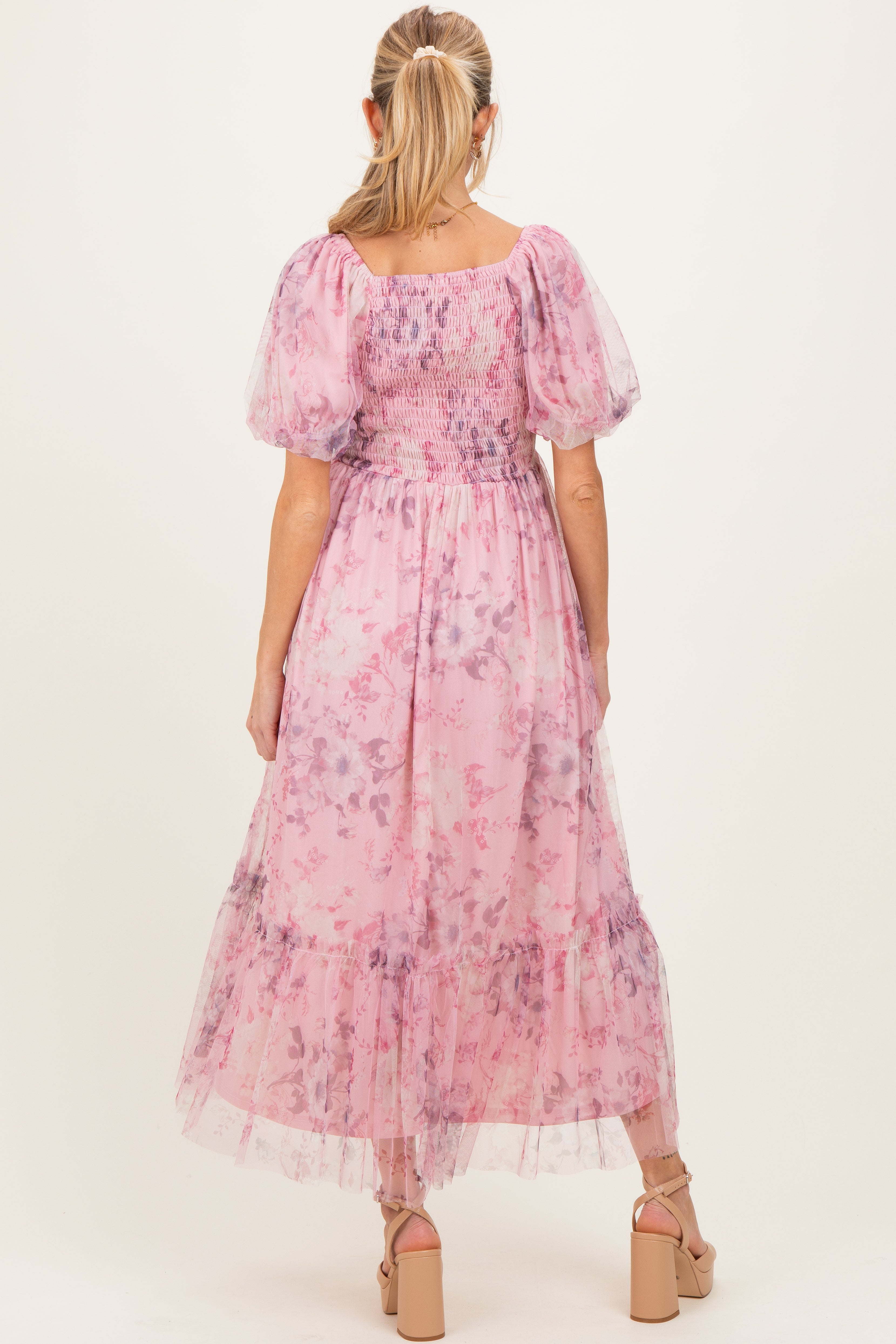Geblümtes Umstands-Midikleid aus Tüll mit Puffärmeln in Rosa