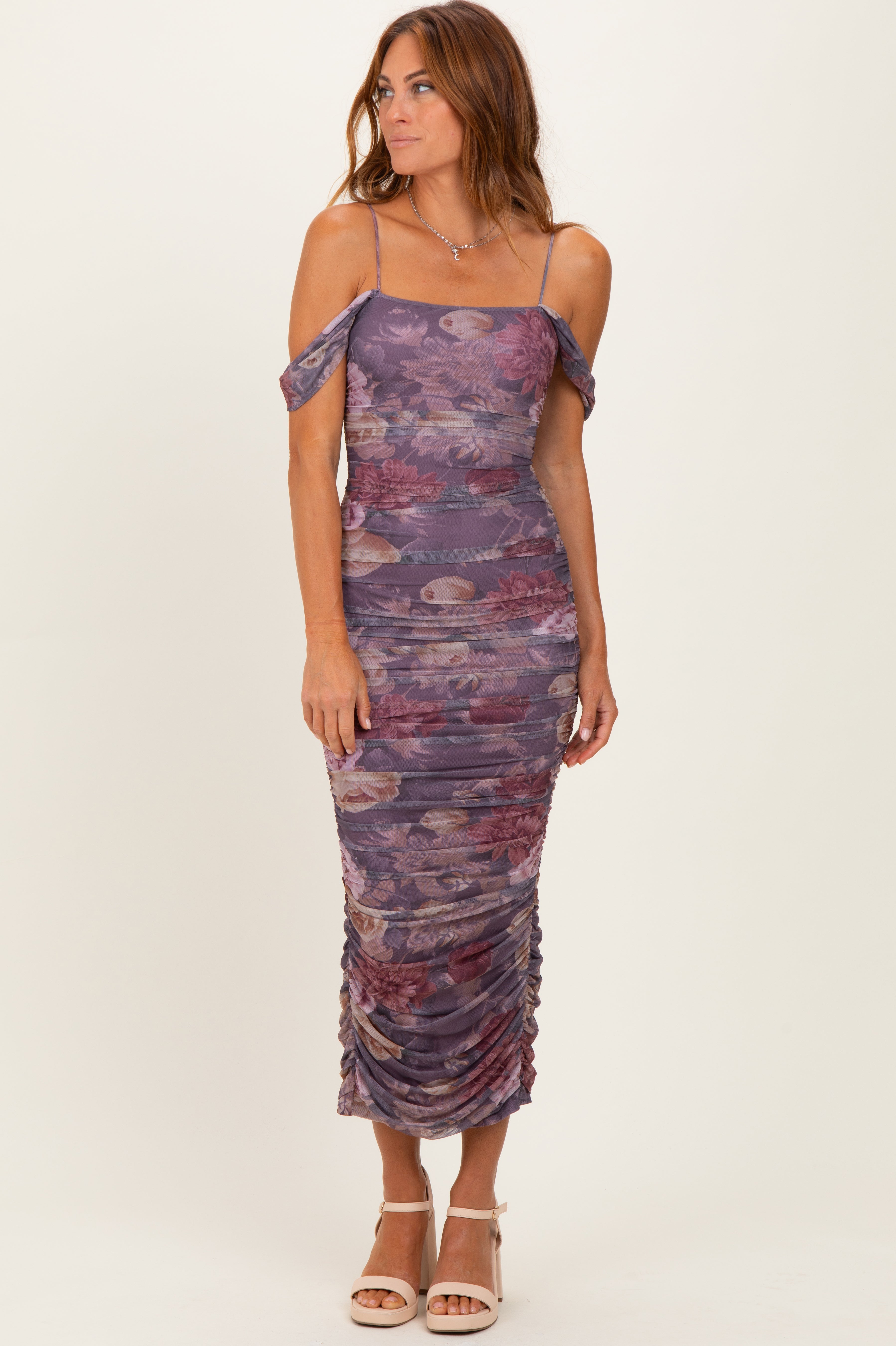 Lavendelfarbenes Umstands-Midikleid mit Blumenmuster und Raffung
