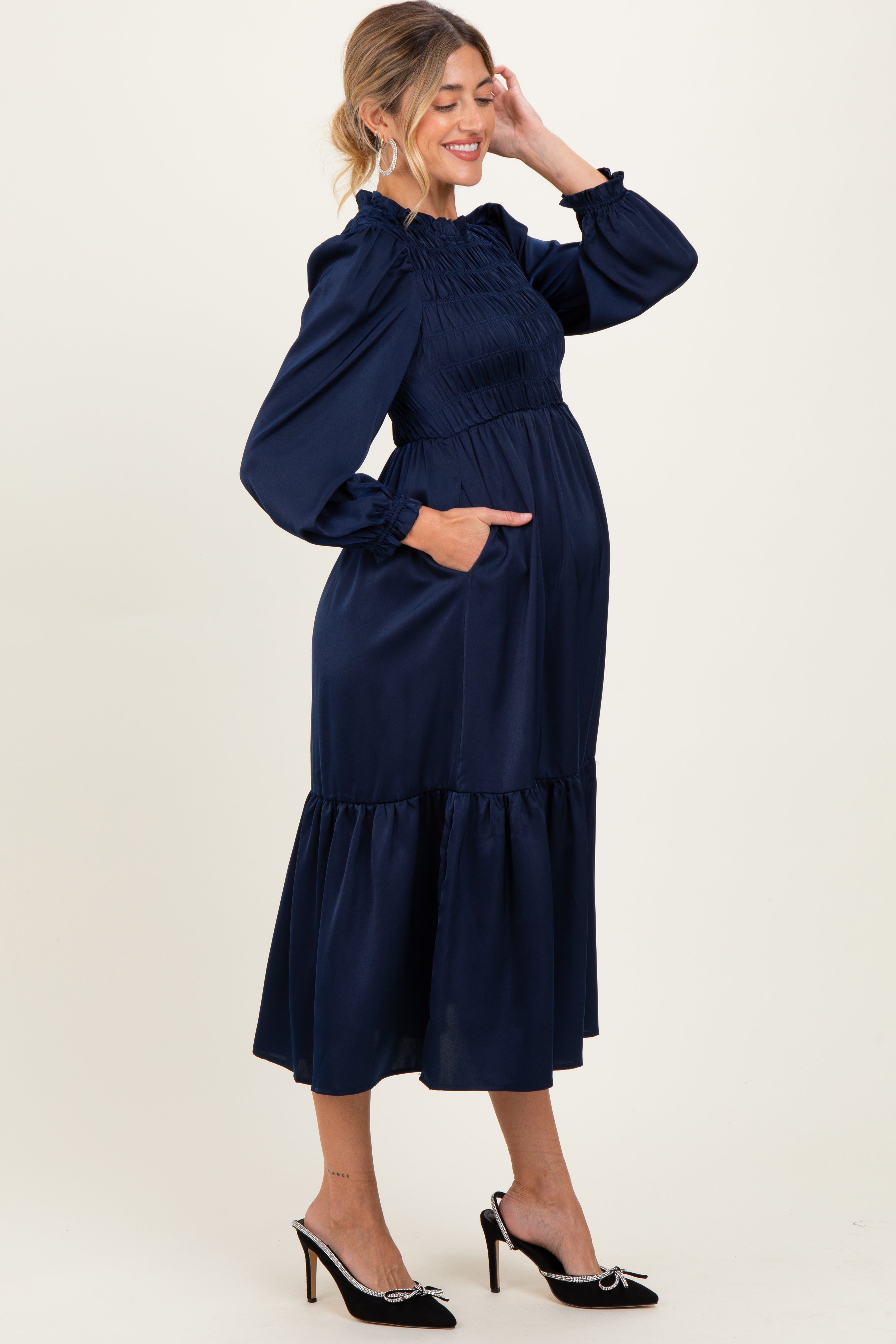 Marineblaues Umstandskleid aus Satin mit Stehkragen und Smok-Brustpartie