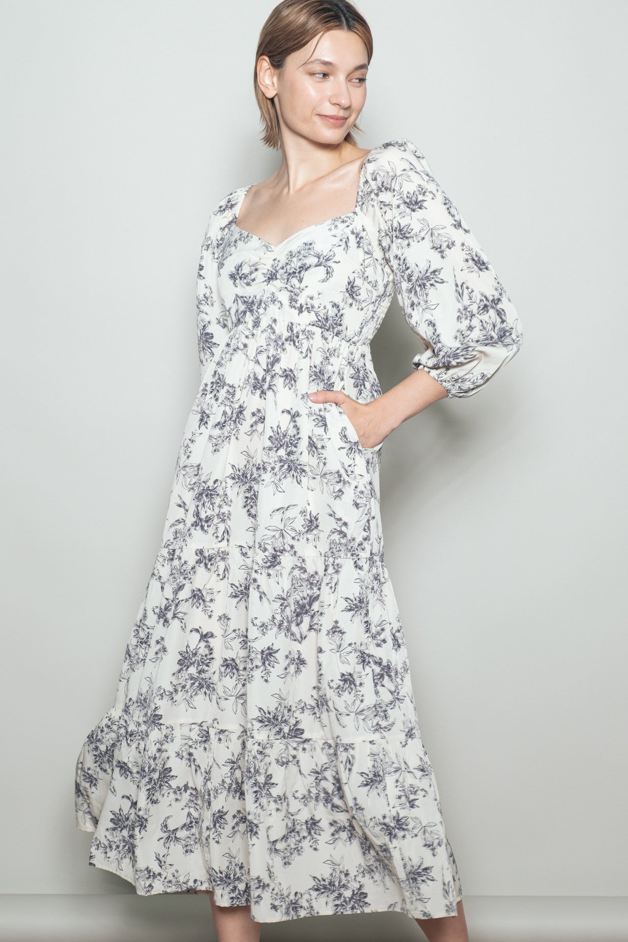 Cremefarbenes Umstands-Maxikleid mit antikem Blumenmuster