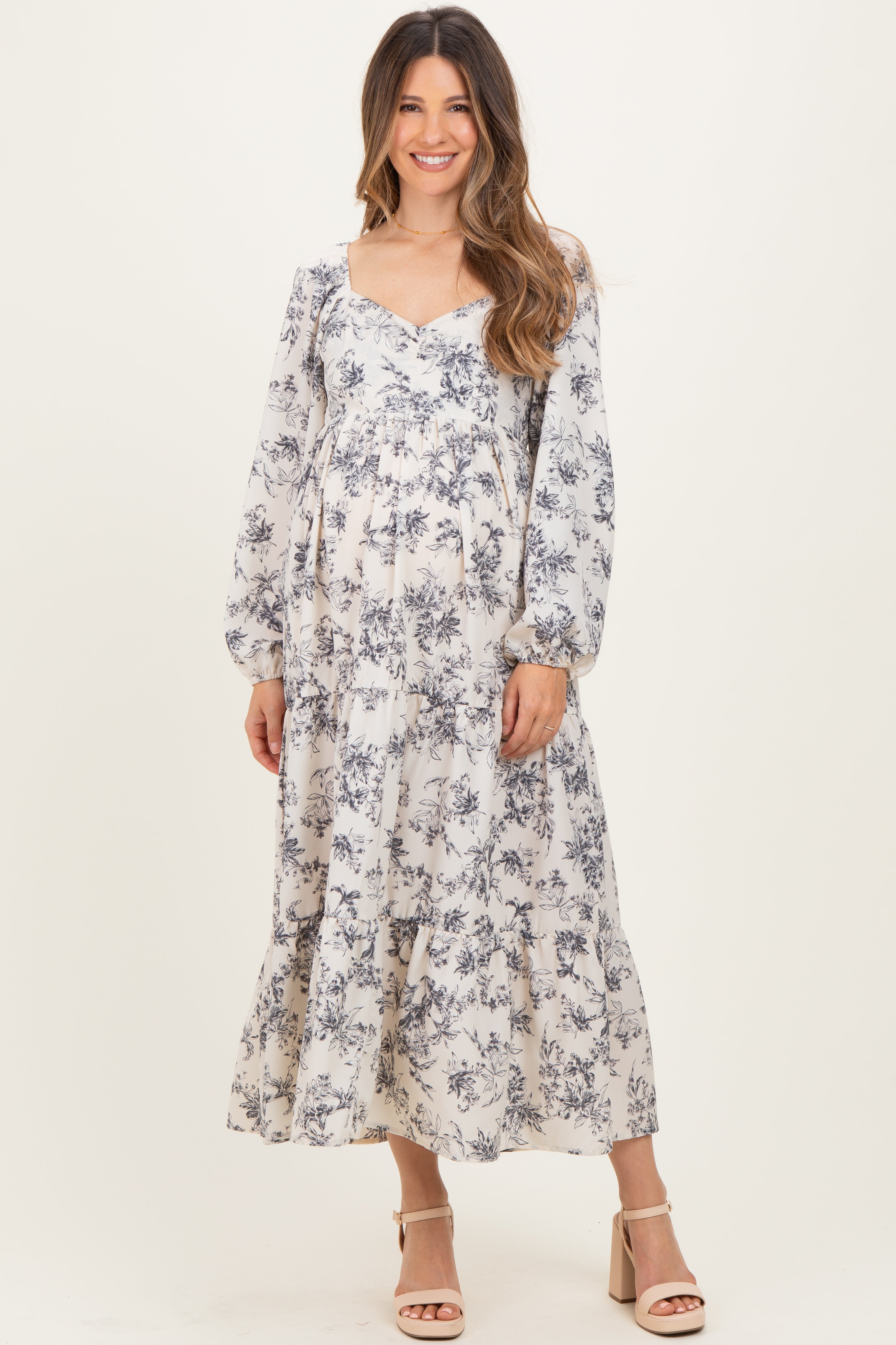 Cremefarbenes Umstands-Maxikleid mit antikem Blumenmuster