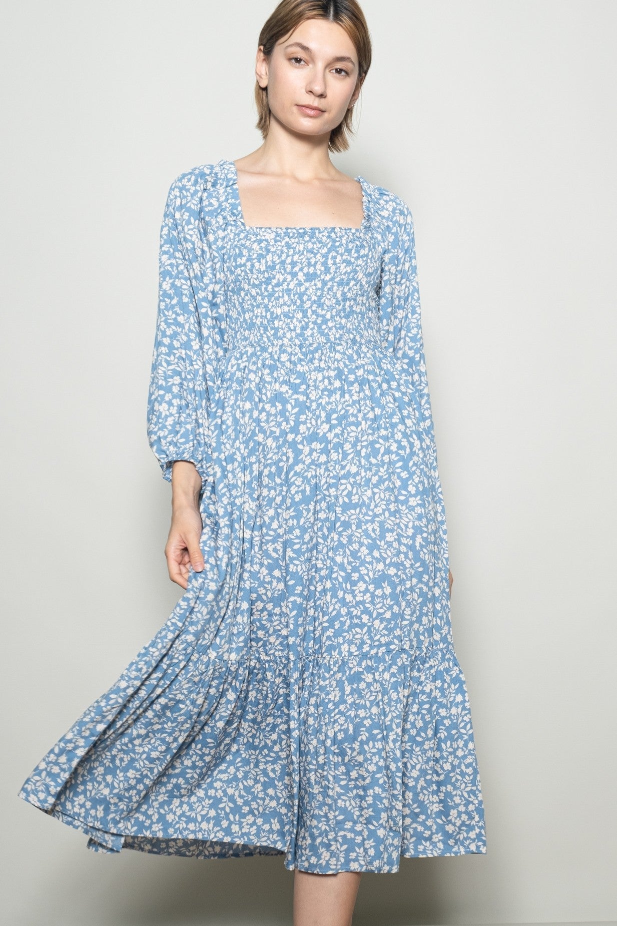 Taubenblaues Umstands-Maxikleid mit Blumenmuster und eckigem Ausschnitt