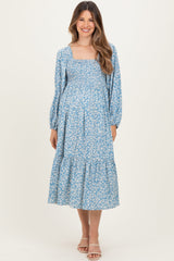 Taubenblaues Umstands-Maxikleid mit Blumenmuster und eckigem Ausschnitt