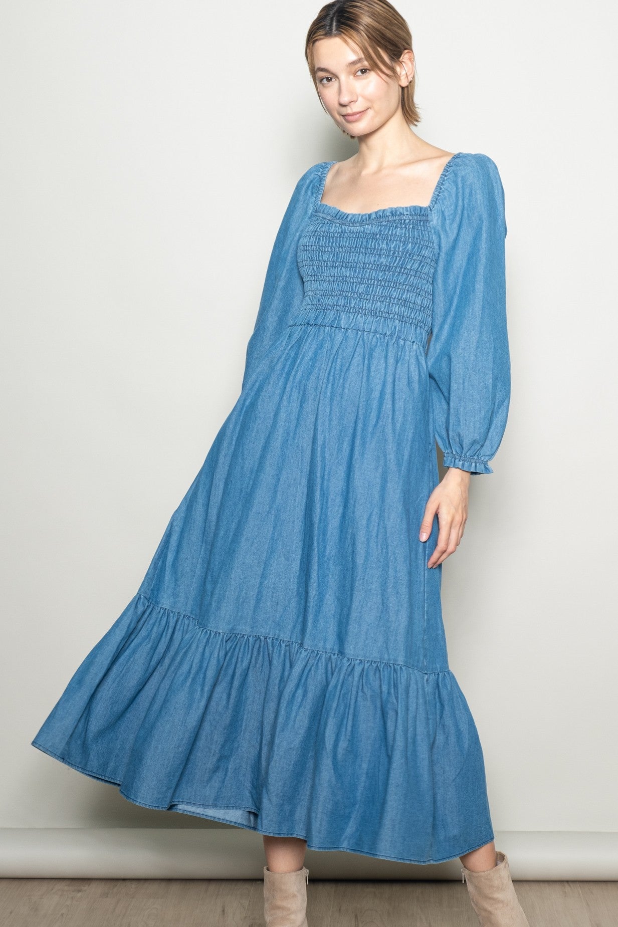 Umstands-Maxikleid in Denim-Waschung mit Herzausschnitt